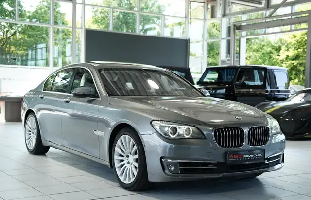 BMW 7 Series view 5