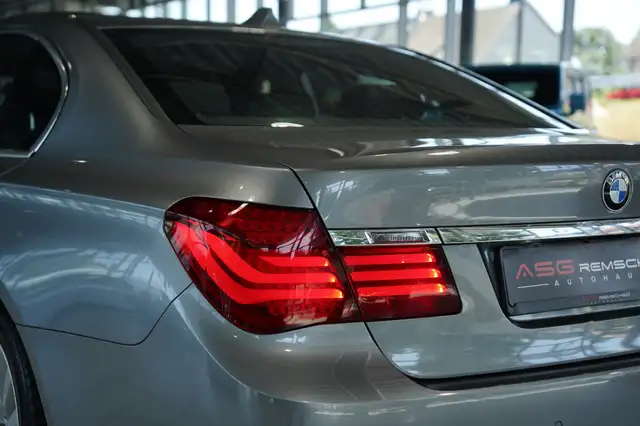 BMW 7 Series view 11