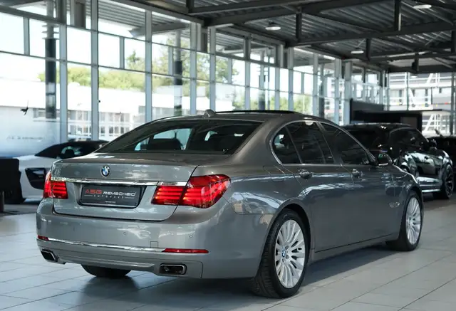 BMW 7 Series view 7