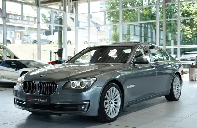 BMW 7 Series view 4