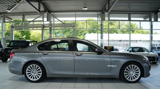 BMW 7 Series view 6