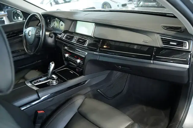 BMW 7 Series view 15
