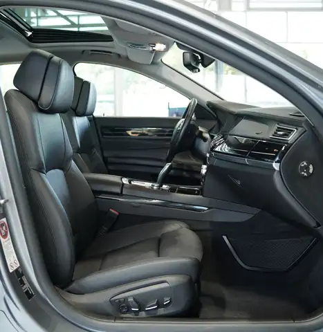 BMW 7 Series view 13