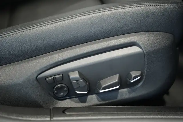 BMW 7 Series view 14