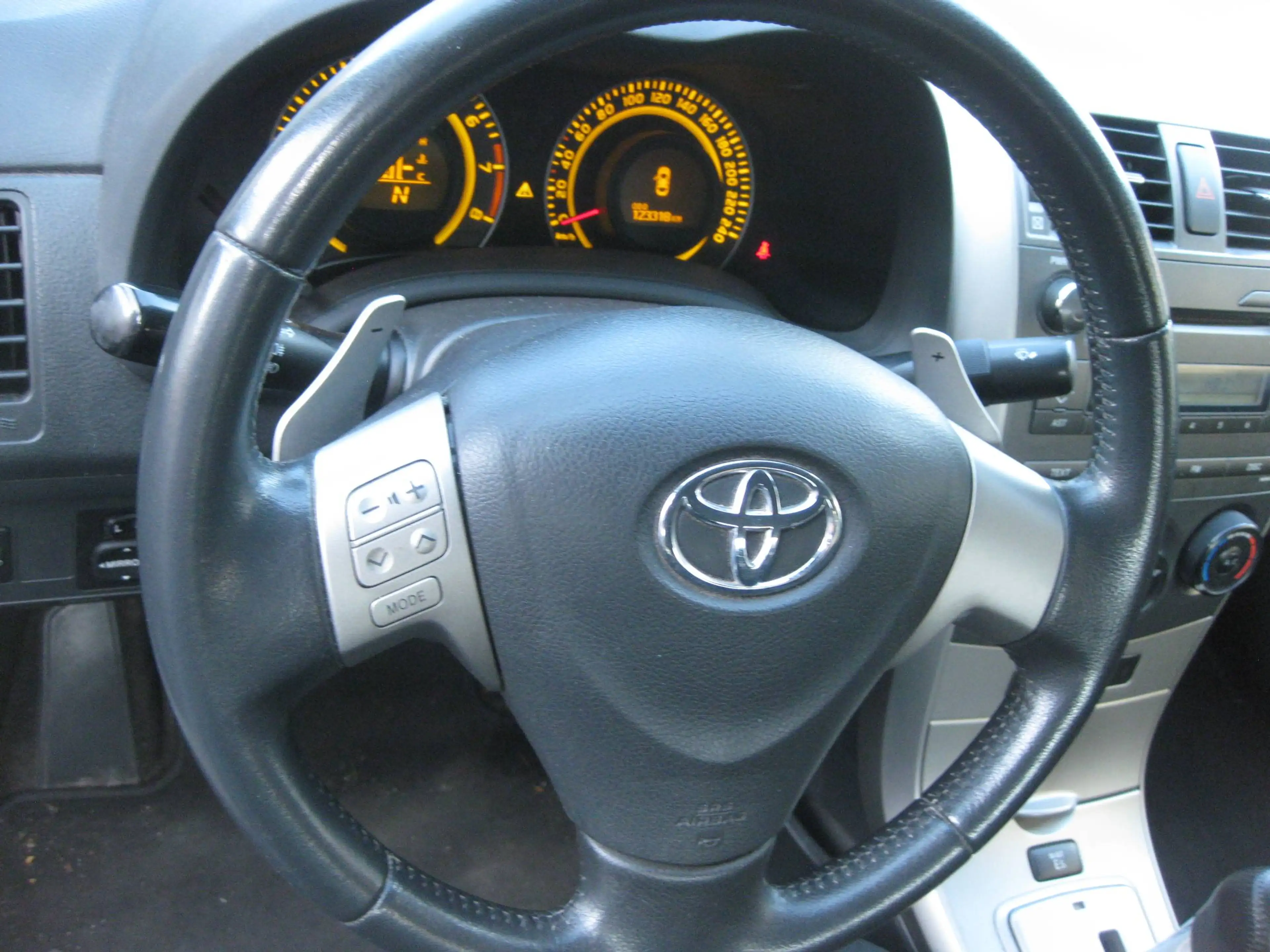 Toyota Corolla 1.6i essence Automatique 123.000 km ct ok Garantie — photo 12