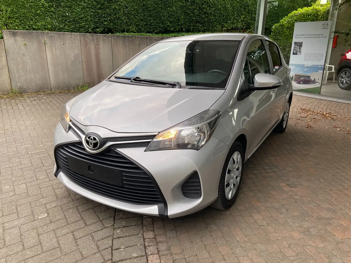 Toyota Yaris 1.33i VVT-i Active and pack Live 2 Plateado - 2