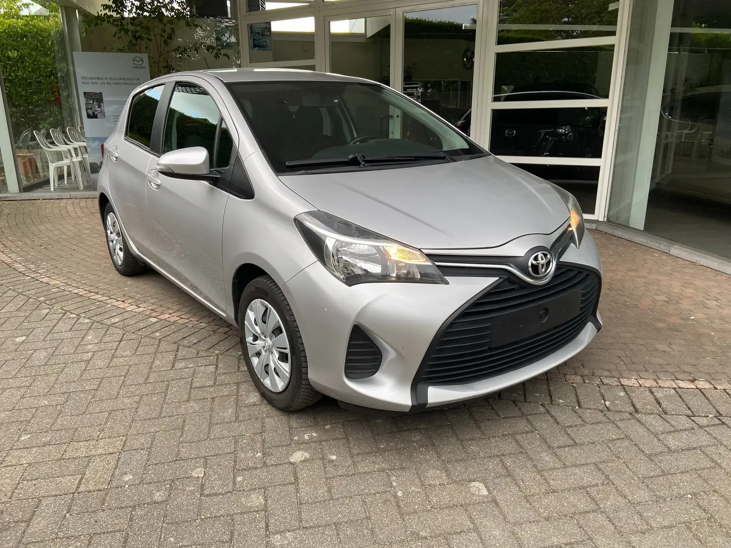 Toyota Yaris 1.33i VVT-i Active and pack Live 2 Plateado - 1