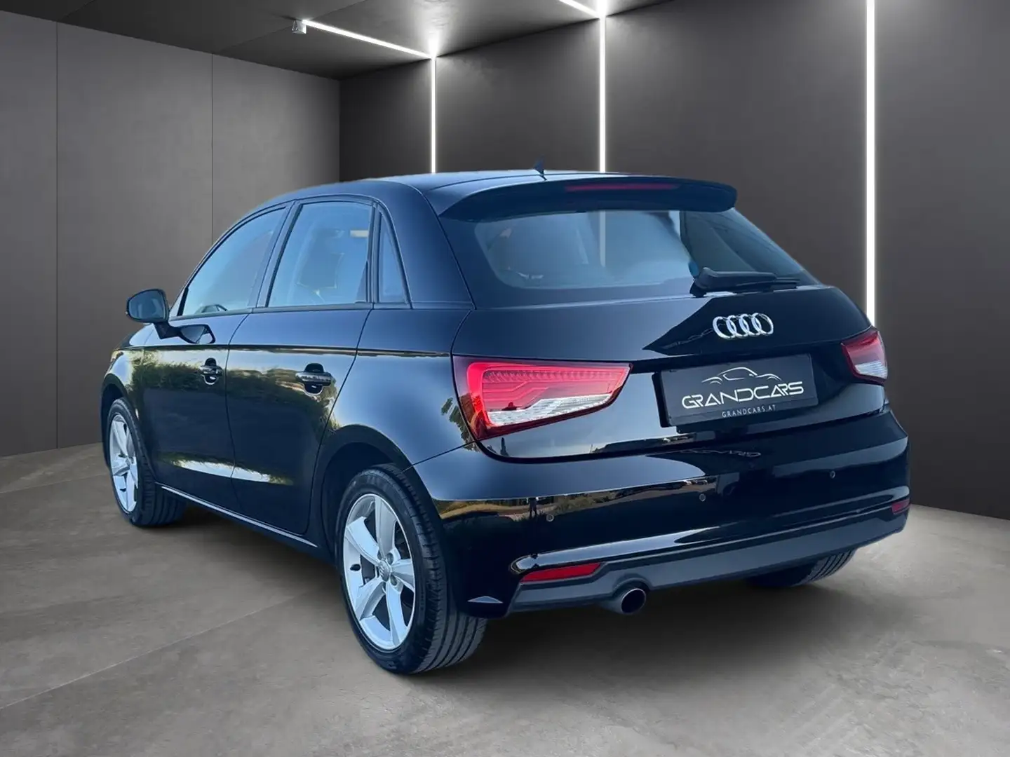 Audi A1 SB 1,0 TFSI intense Schwarz - 2