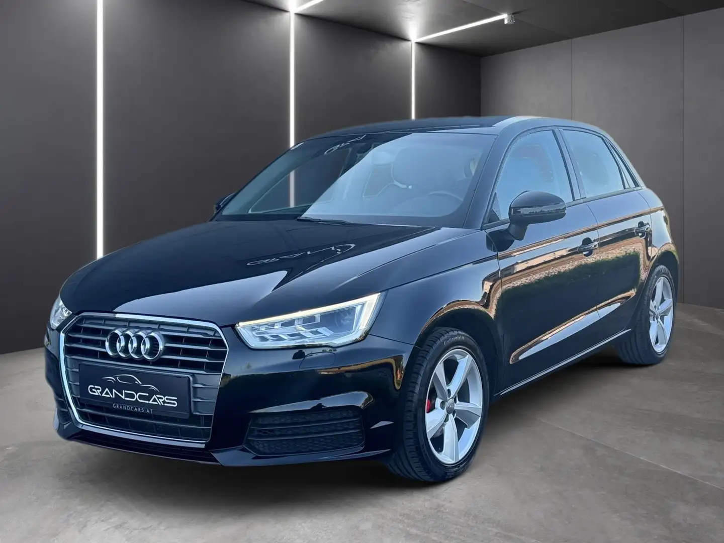 Audi A1 SB 1,0 TFSI intense Schwarz - 1