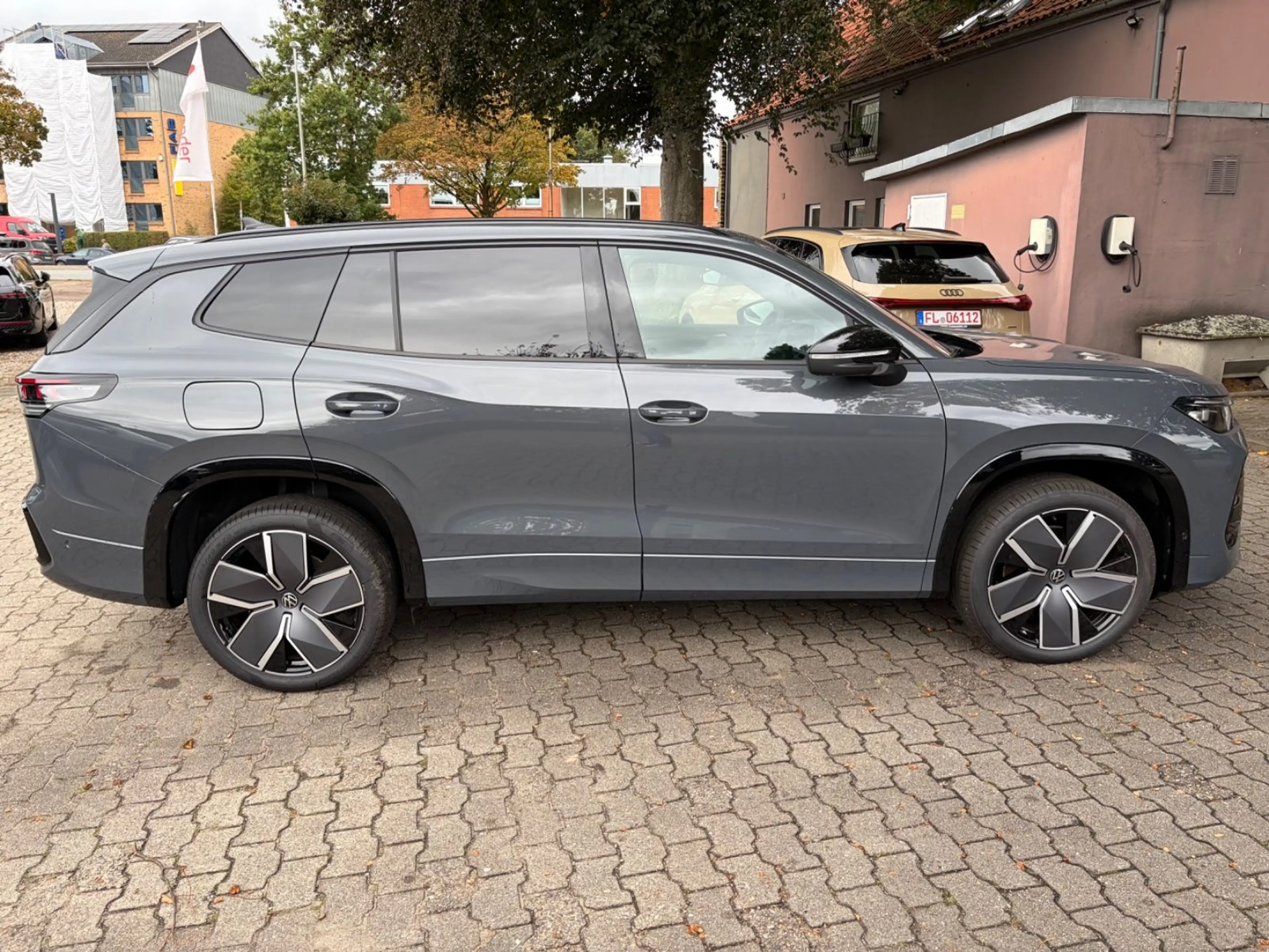 Volkswagen Tayron 2.0TDI 4M R-Line Pano 20 360° Black Style — photo 2