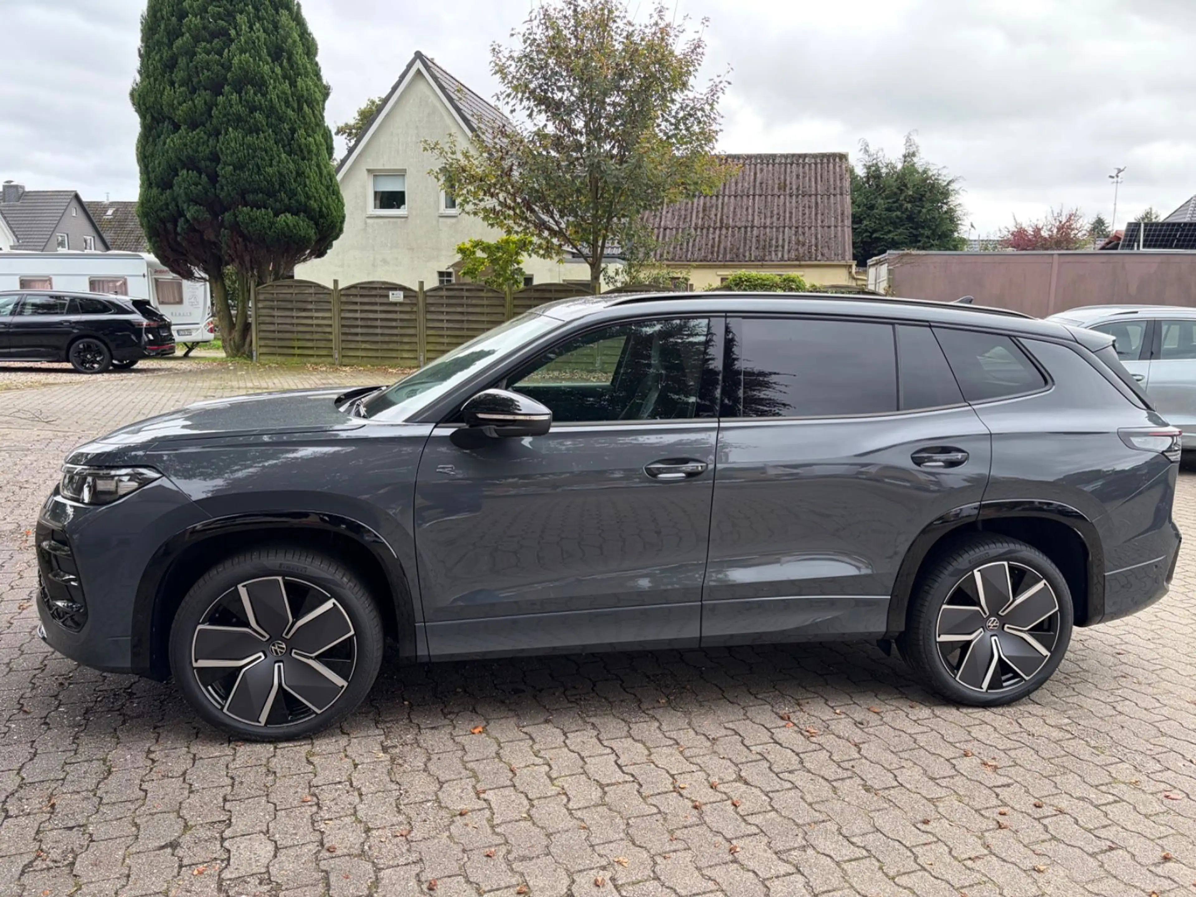 Volkswagen Tayron 2.0TDI 4M R-Line Pano 20 360° Black Style — photo 6
