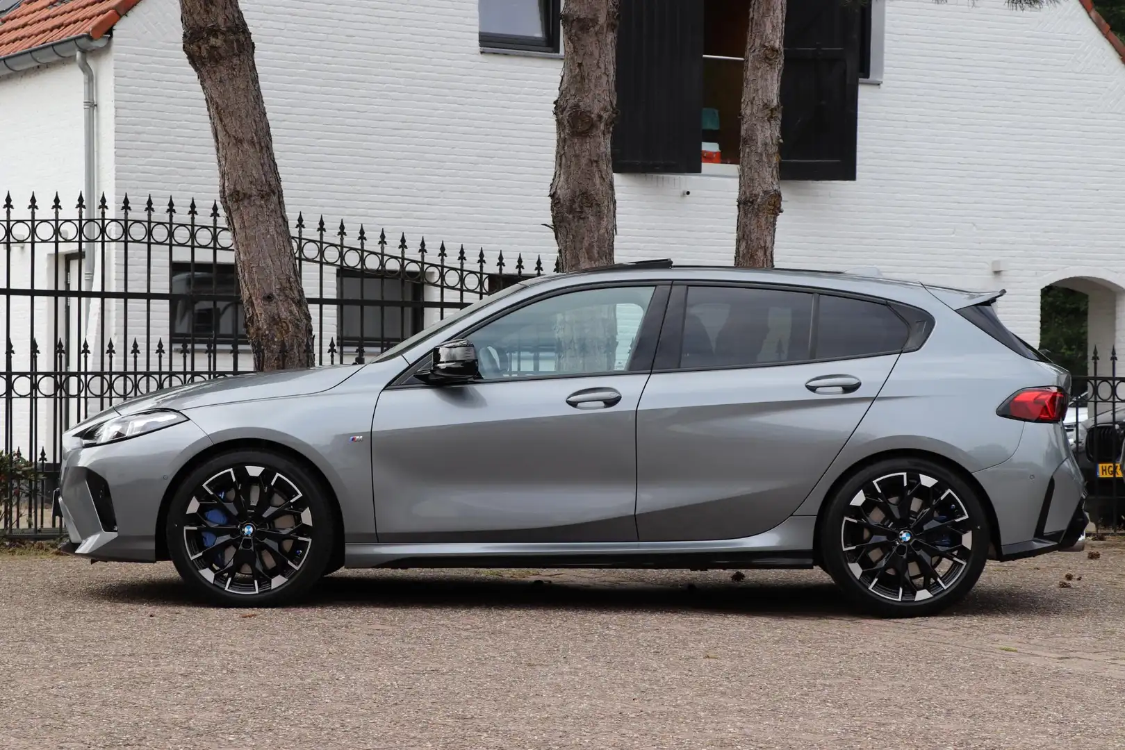 BMW 135 1-serie M135 xDrive |Panoramadak |Premium pack Grau - 2