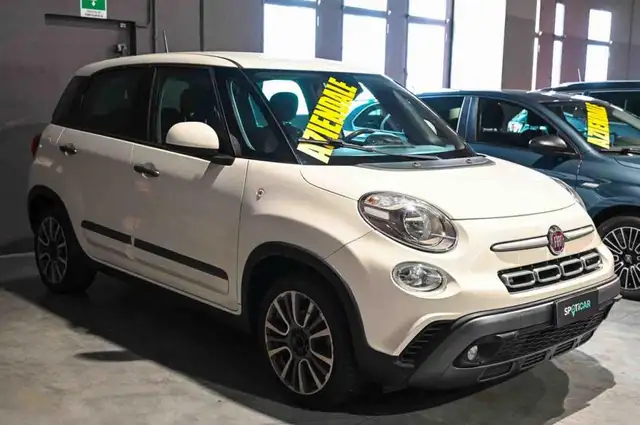 Fiat 500L view 3