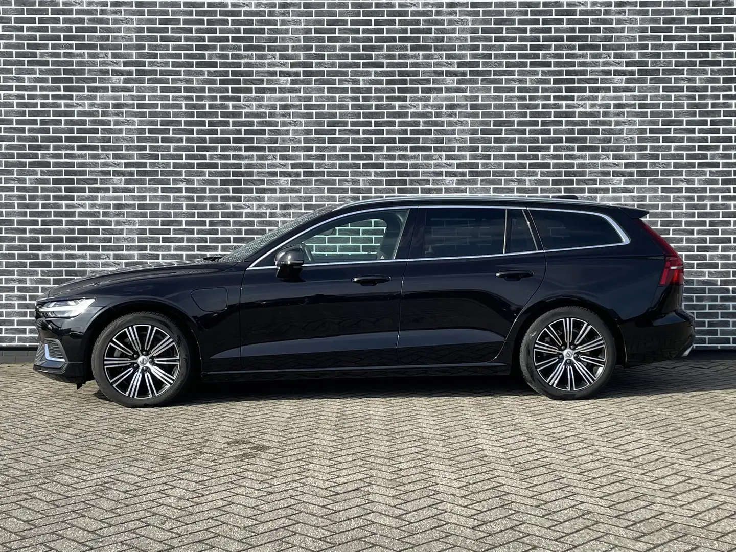 Volvo V60 Twin Engine T6 AWD Inscription | Trekhaak | Panora Zwart - 2