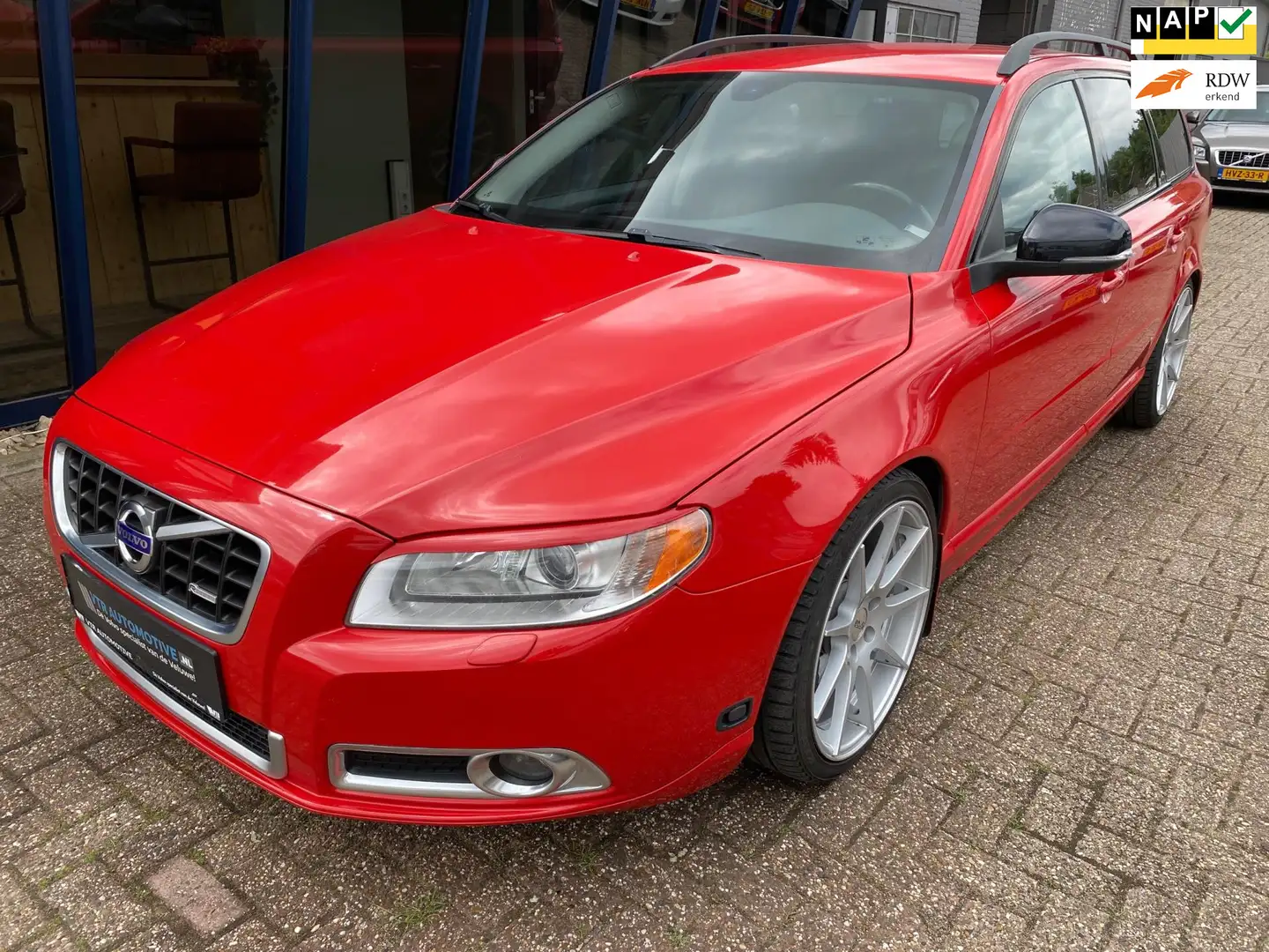 Volvo V70 2.5FT R-Design Automaat 230PK LEER / XENON / PDC / Rosso - 1