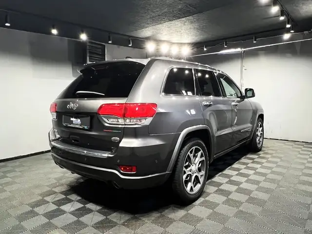 Jeep Grand Cherokee view 4