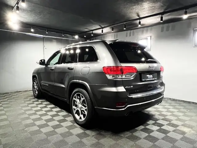 Jeep Grand Cherokee view 3