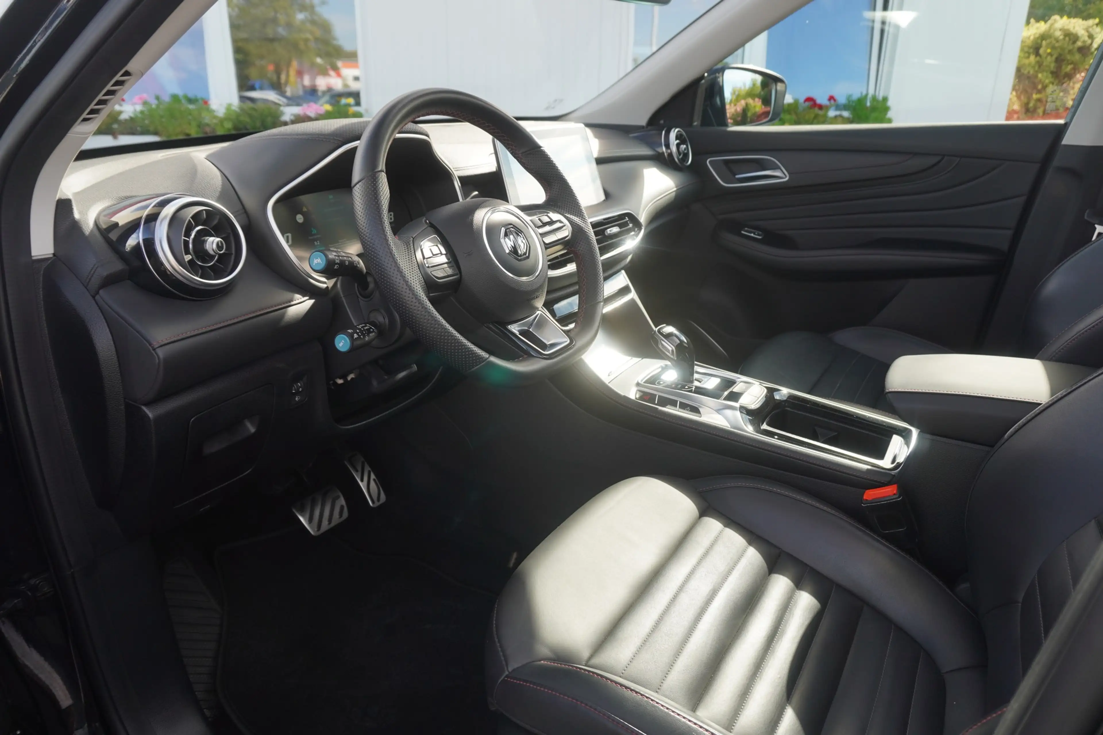 MG HS 1.5 T GDI 125 kW Luxury LED Panorama 360° ACC — photo 12