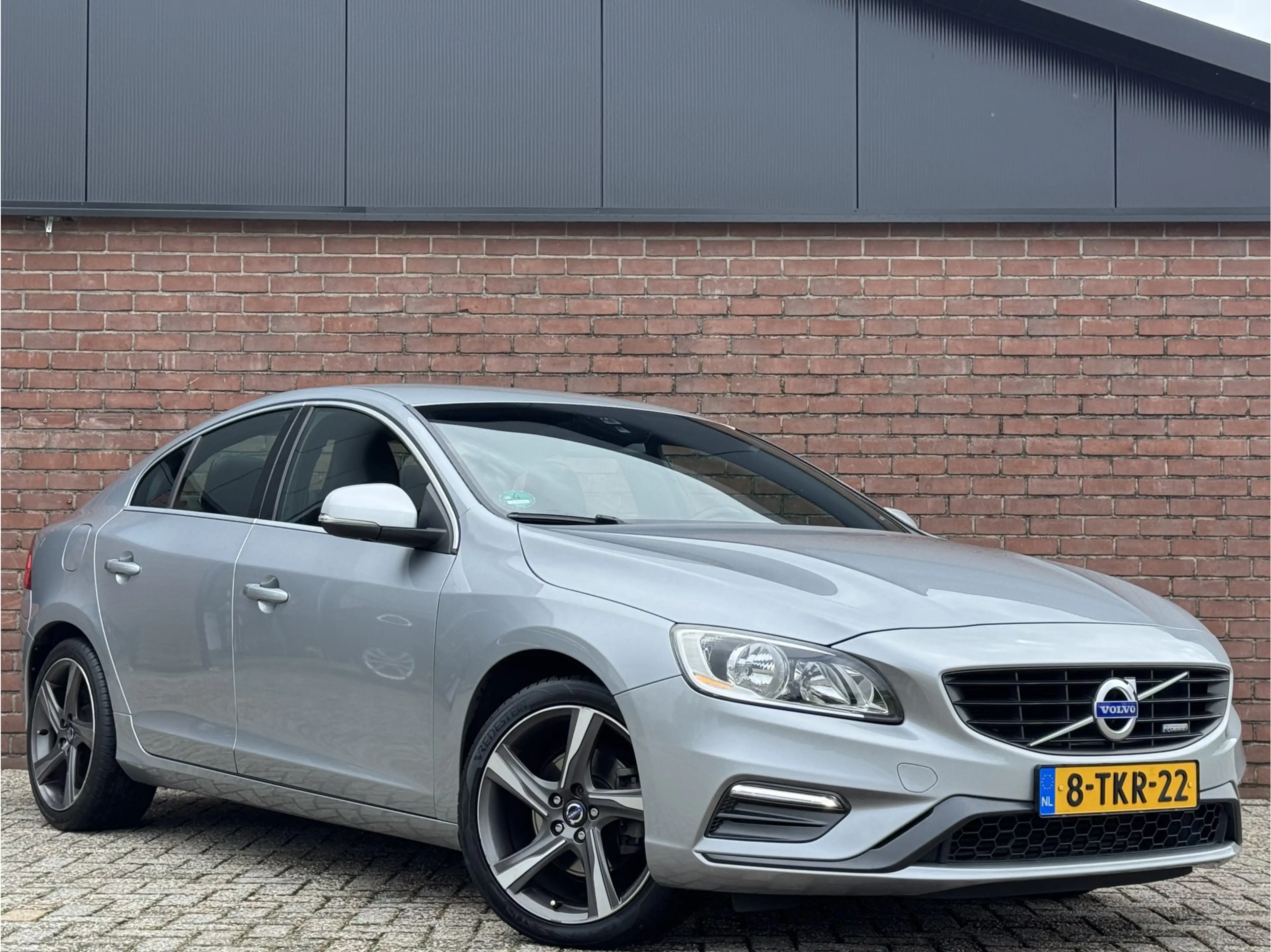 Volvo S60 1.6 T3 R-DESIGN | NL-AUTO! | DEALER OH! | NAVI! — photo 4