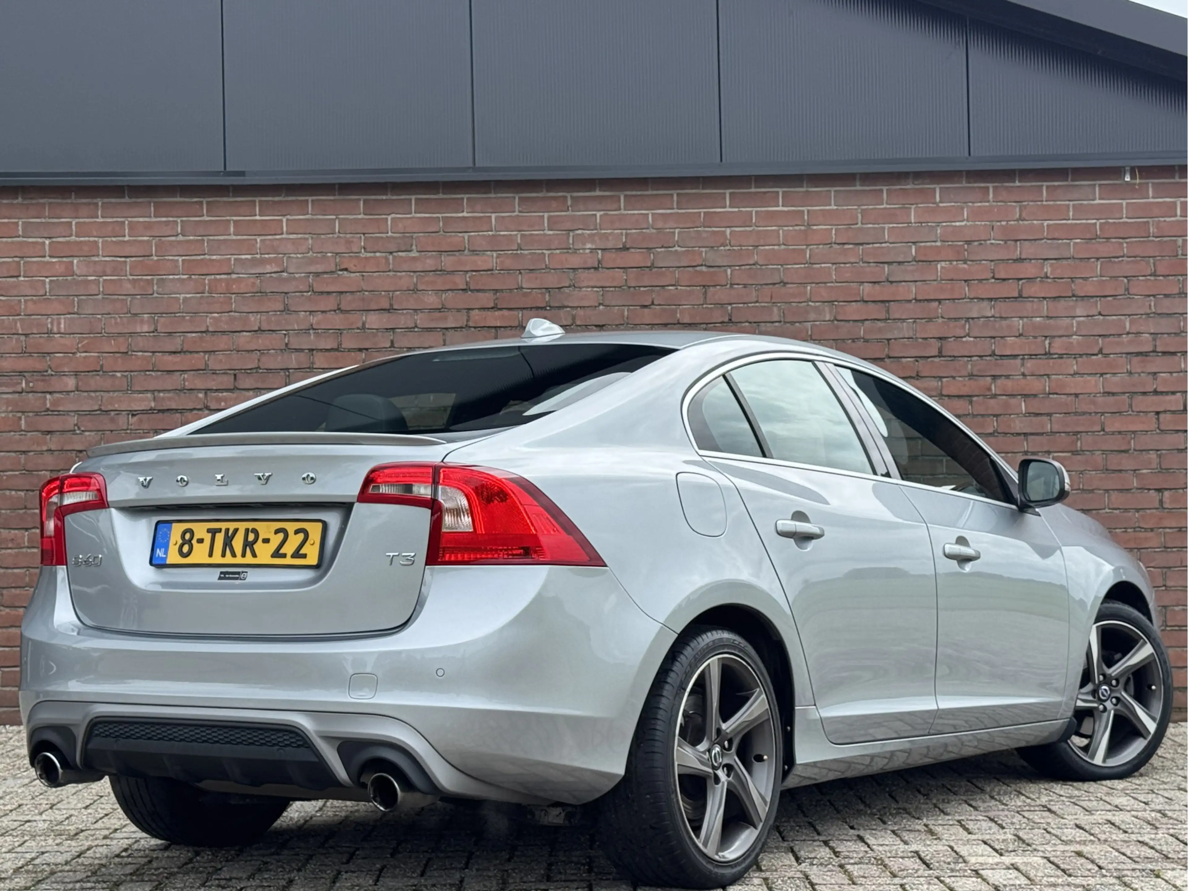 Volvo S60 1.6 T3 R-DESIGN | NL-AUTO! | DEALER OH! | NAVI! — photo 8