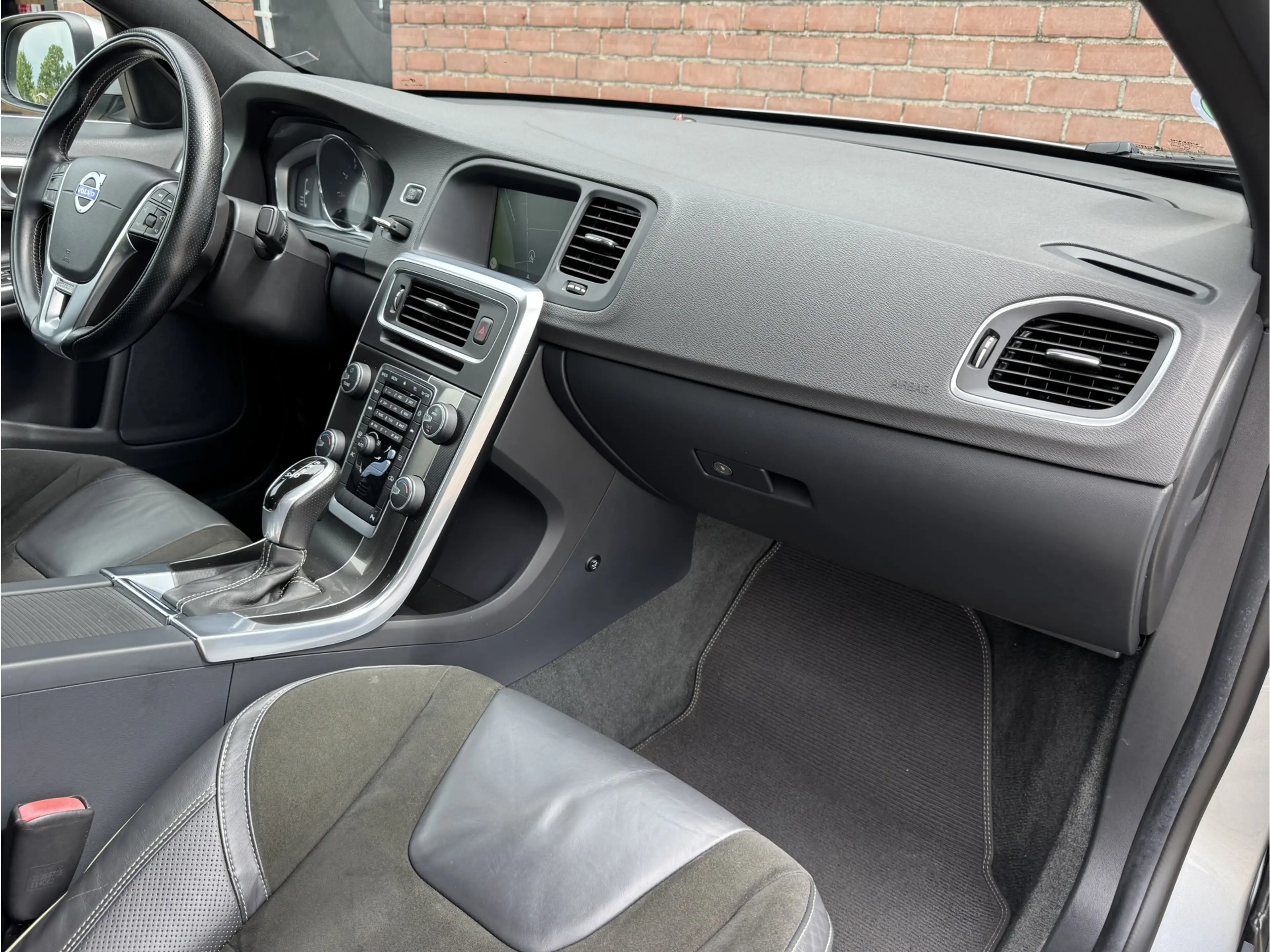 Volvo S60 1.6 T3 R-DESIGN | NL-AUTO! | DEALER OH! | NAVI! — photo 11
