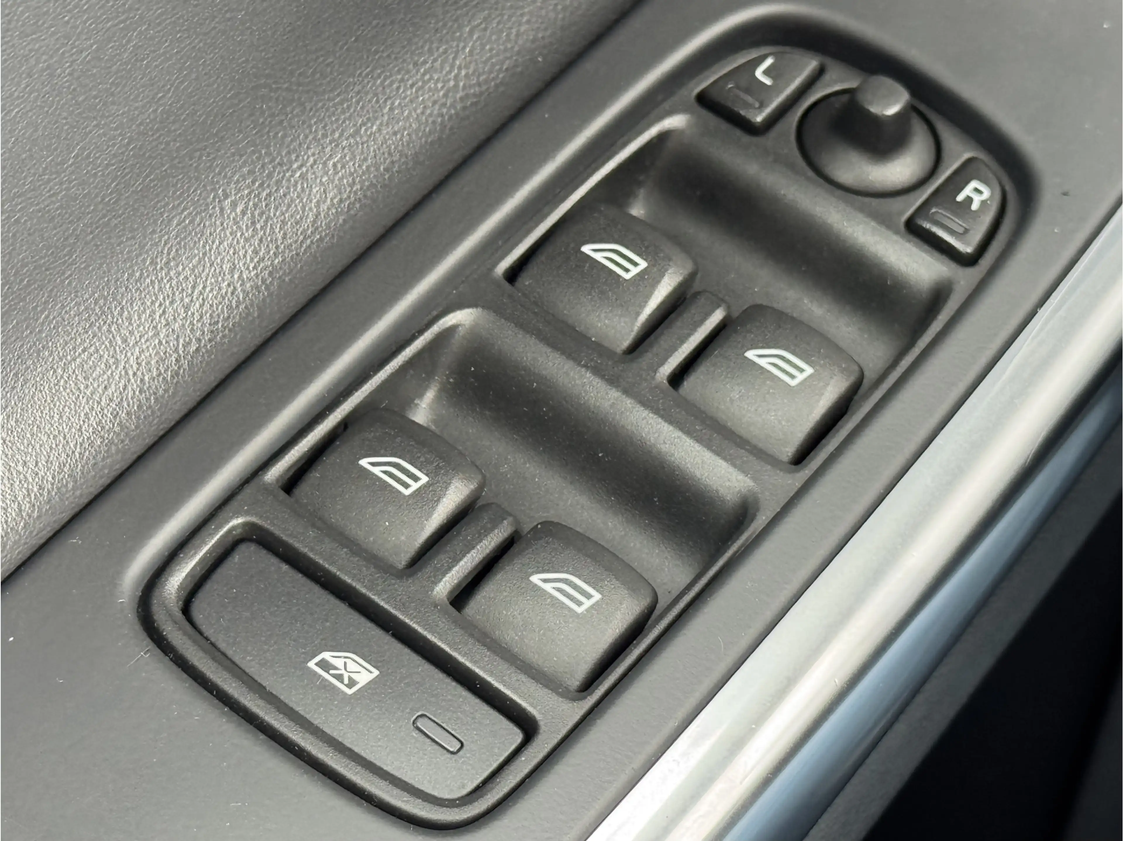 Volvo S60 1.6 T3 R-DESIGN | NL-AUTO! | DEALER OH! | NAVI! — photo 23