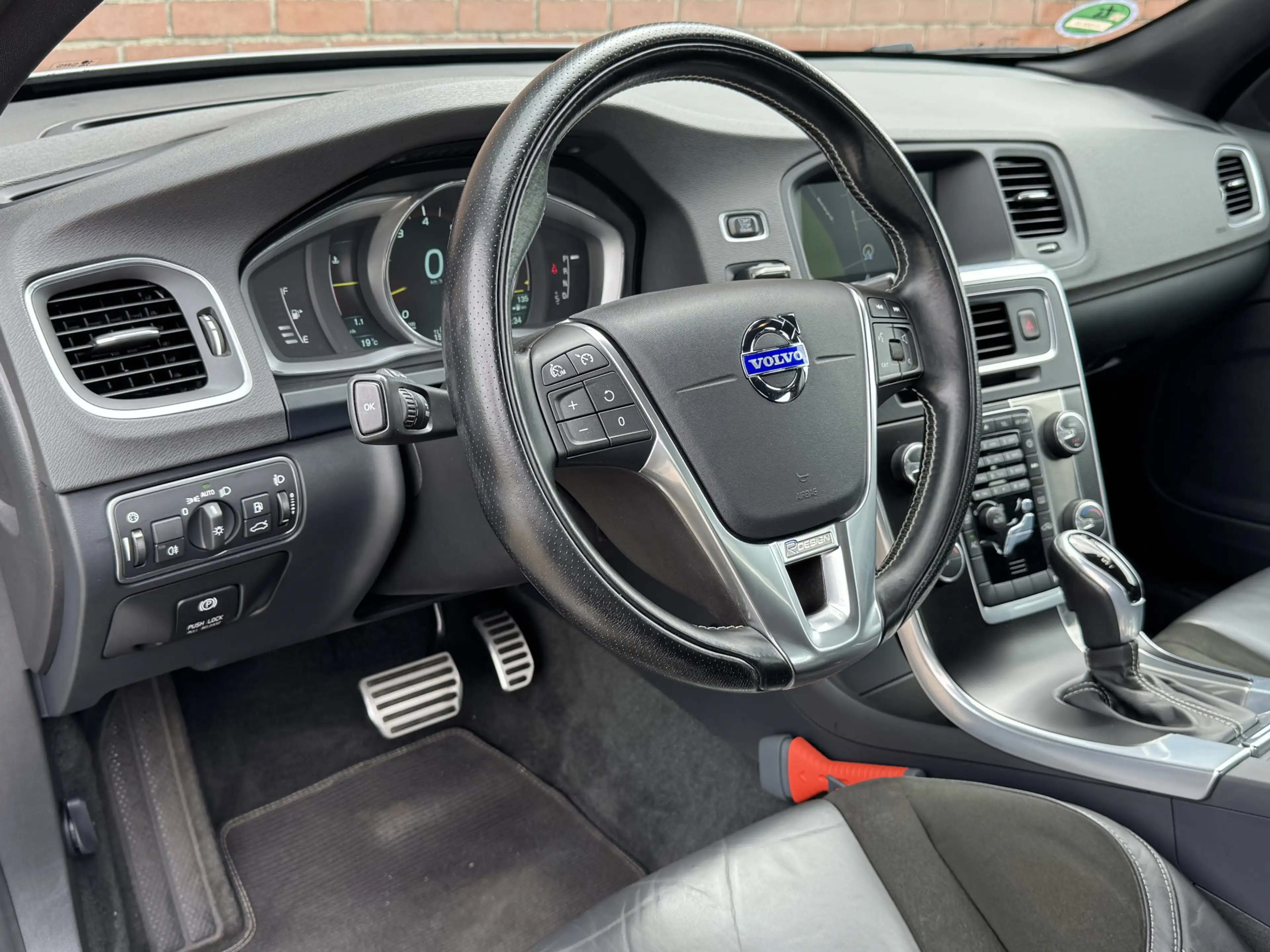 Volvo S60 1.6 T3 R-DESIGN | NL-AUTO! | DEALER OH! | NAVI! — photo 9
