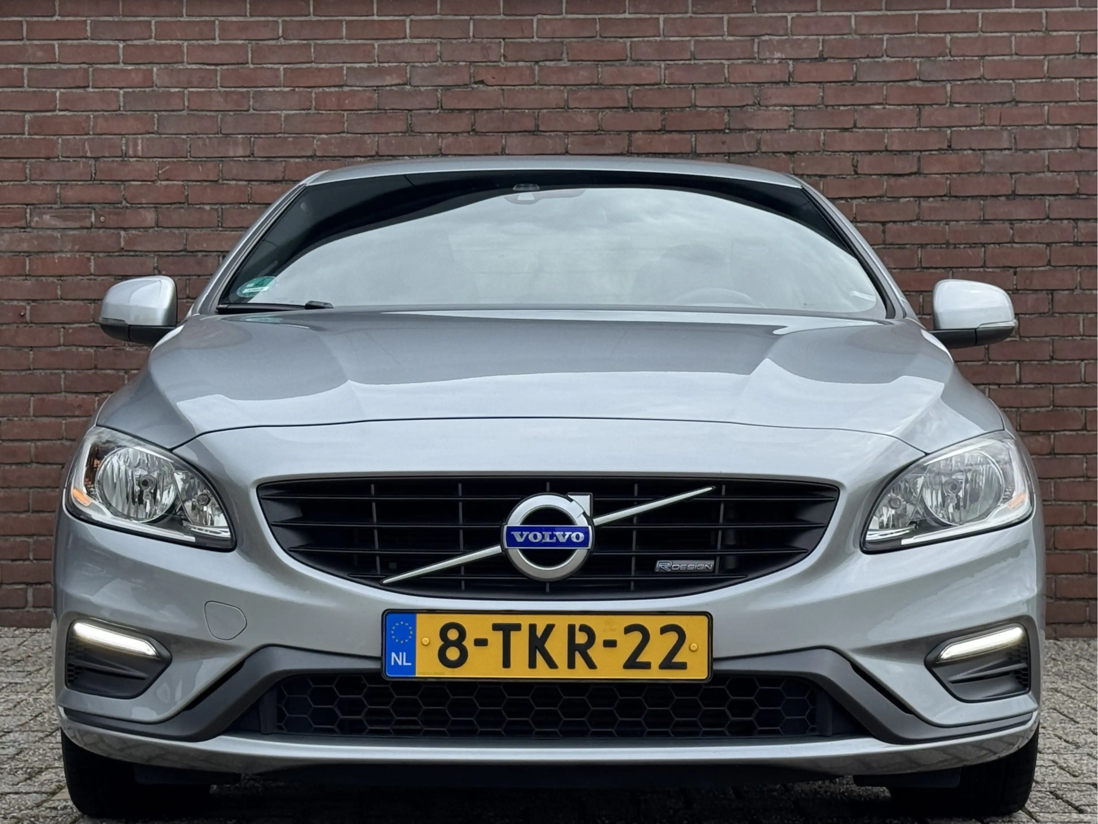 Volvo S60 1.6 T3 R-DESIGN | NL-AUTO! | DEALER OH! | NAVI! — photo 2