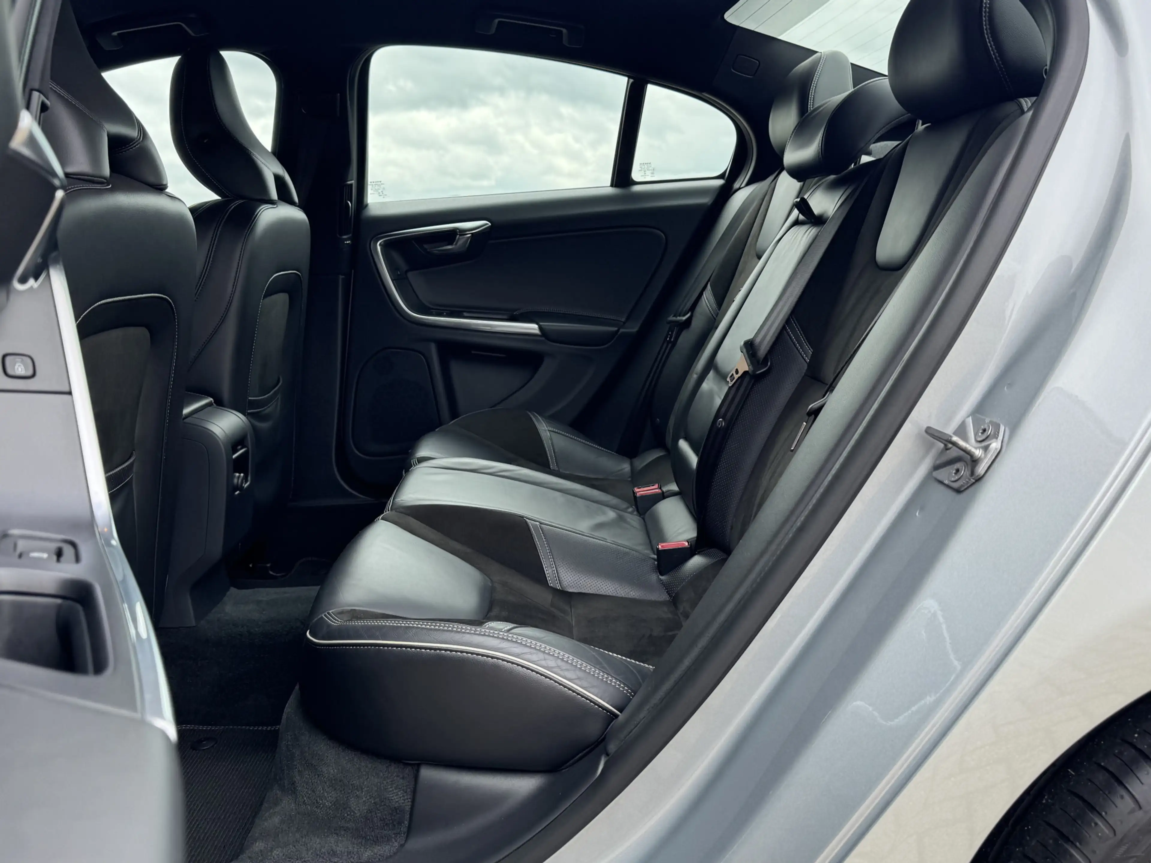 Volvo S60 1.6 T3 R-DESIGN | NL-AUTO! | DEALER OH! | NAVI! — photo 27