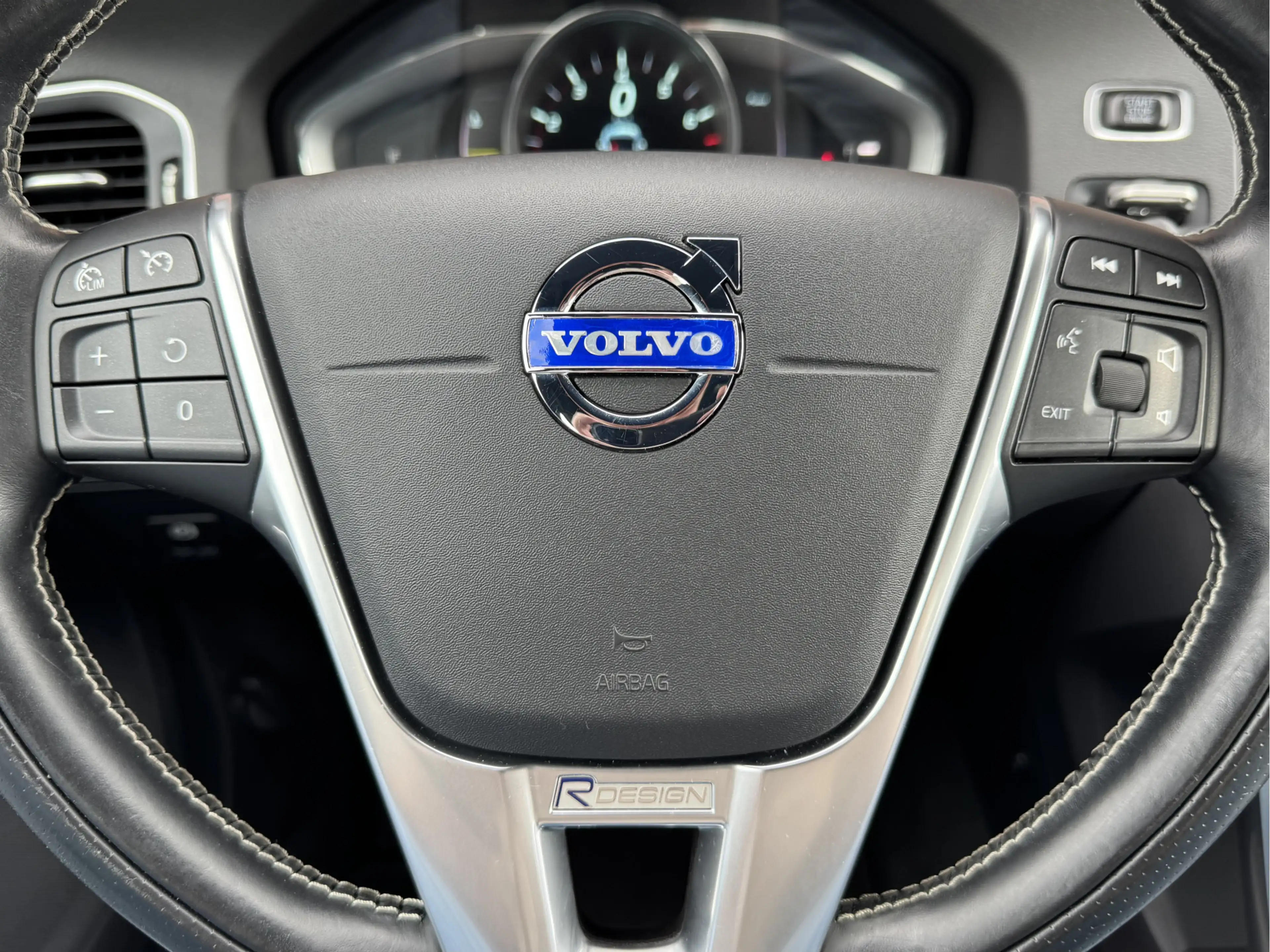 Volvo S60 1.6 T3 R-DESIGN | NL-AUTO! | DEALER OH! | NAVI! — photo 18