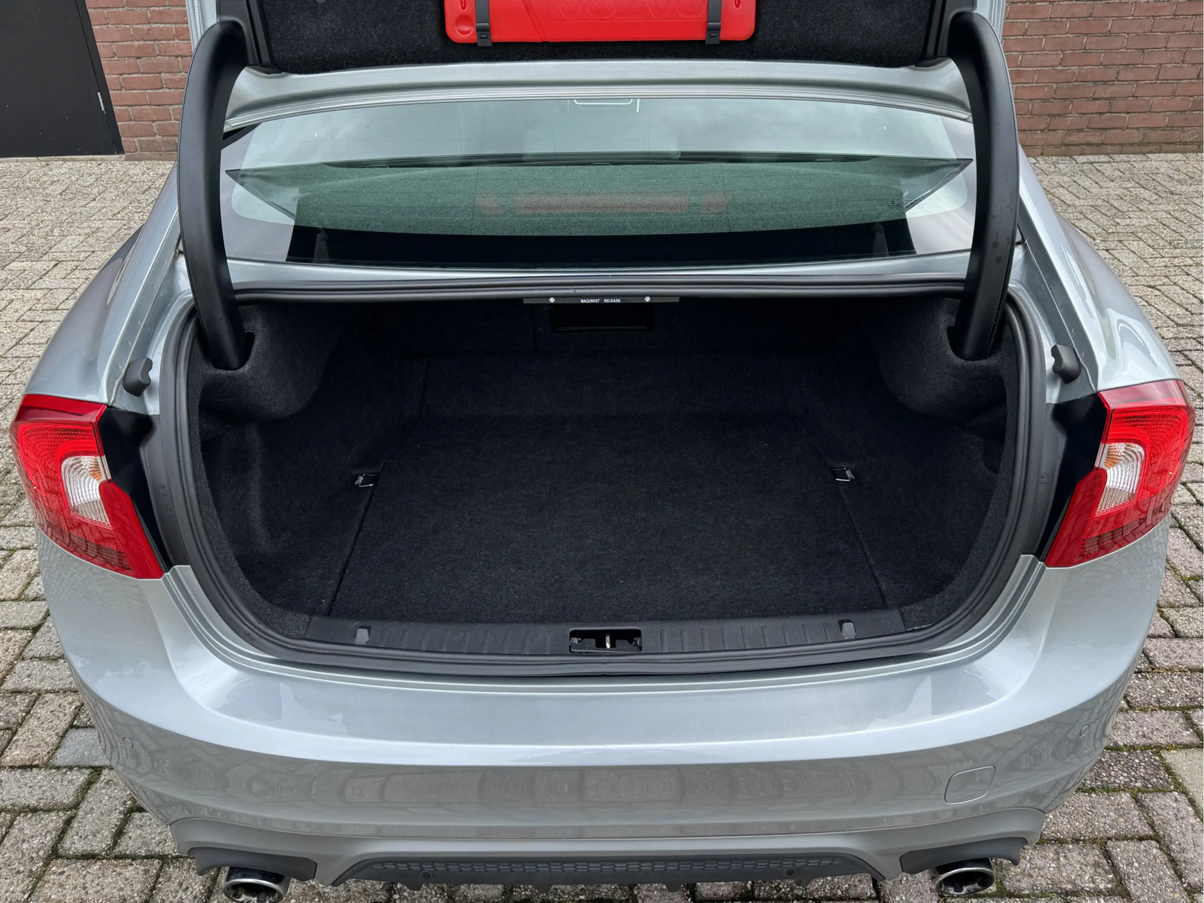 Volvo S60 1.6 T3 R-DESIGN | NL-AUTO! | DEALER OH! | NAVI! — photo 30