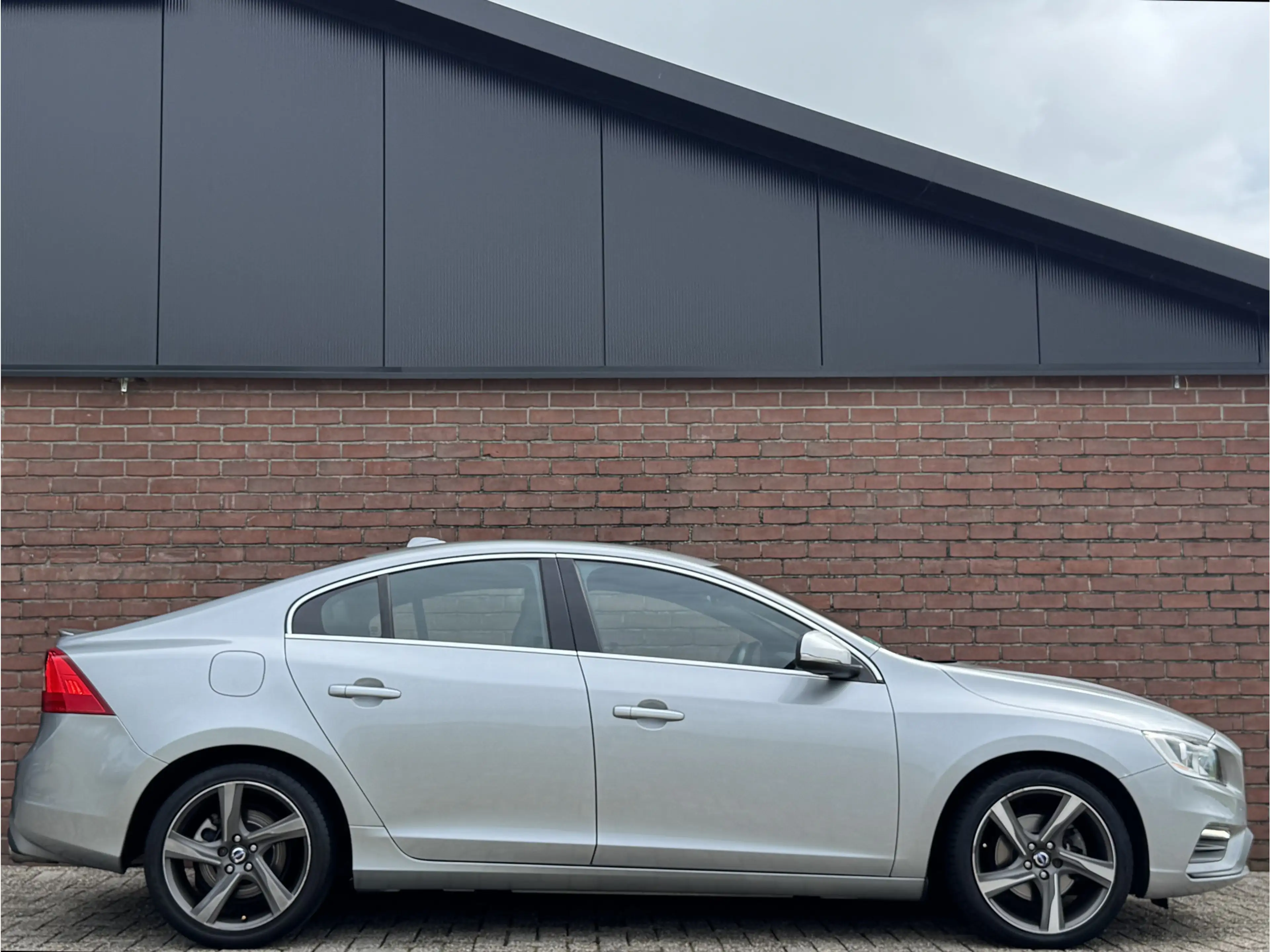 Volvo S60 1.6 T3 R-DESIGN | NL-AUTO! | DEALER OH! | NAVI! — photo 7