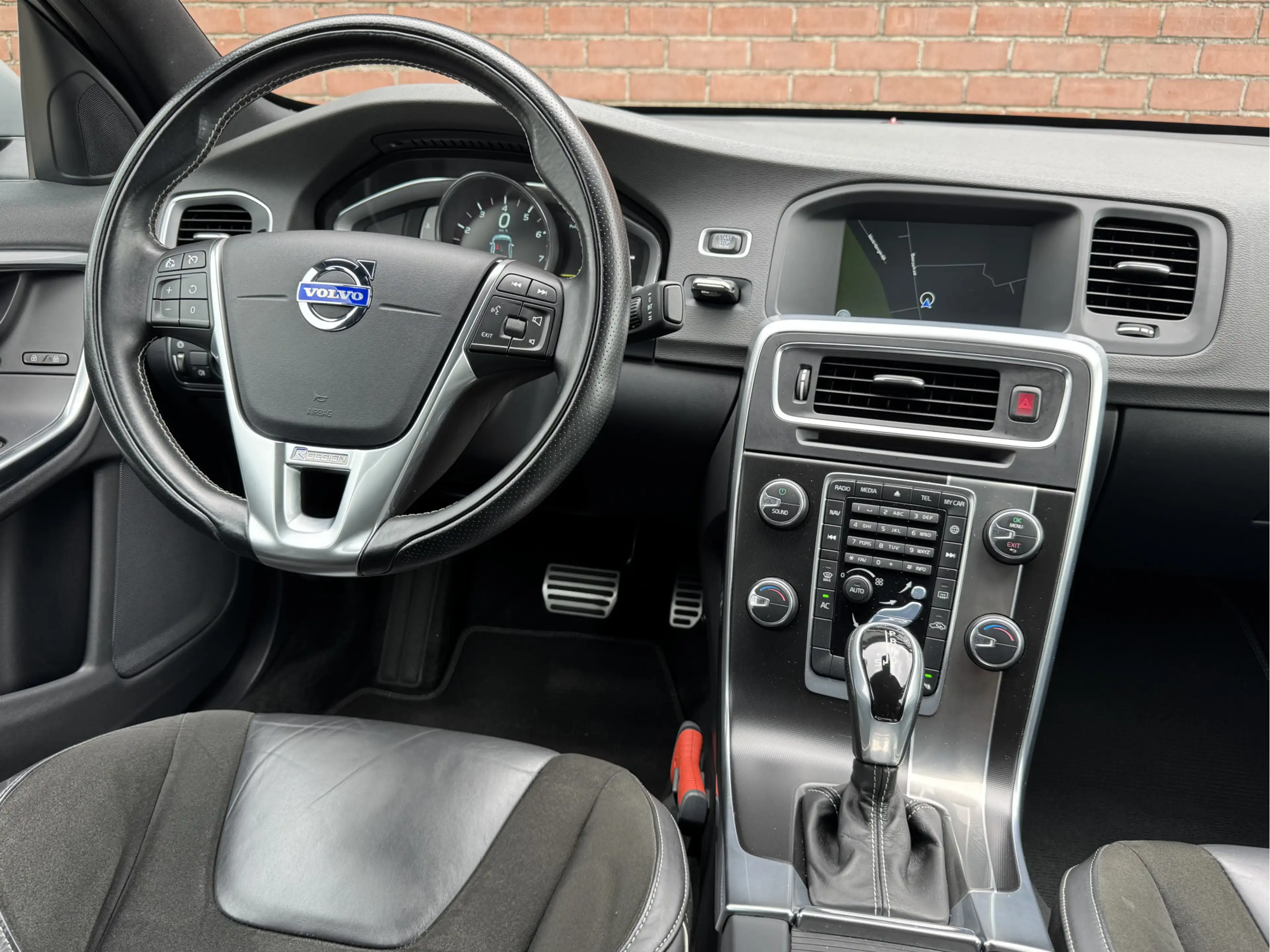 Volvo S60 1.6 T3 R-DESIGN | NL-AUTO! | DEALER OH! | NAVI! — photo 12
