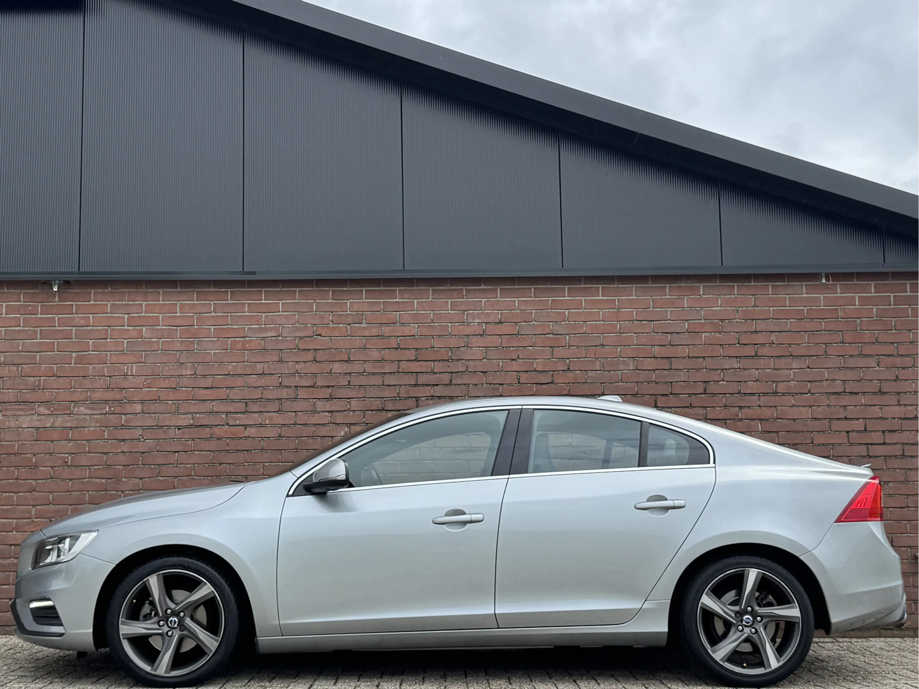 Volvo S60 1.6 T3 R-DESIGN | NL-AUTO! | DEALER OH! | NAVI! — photo 3