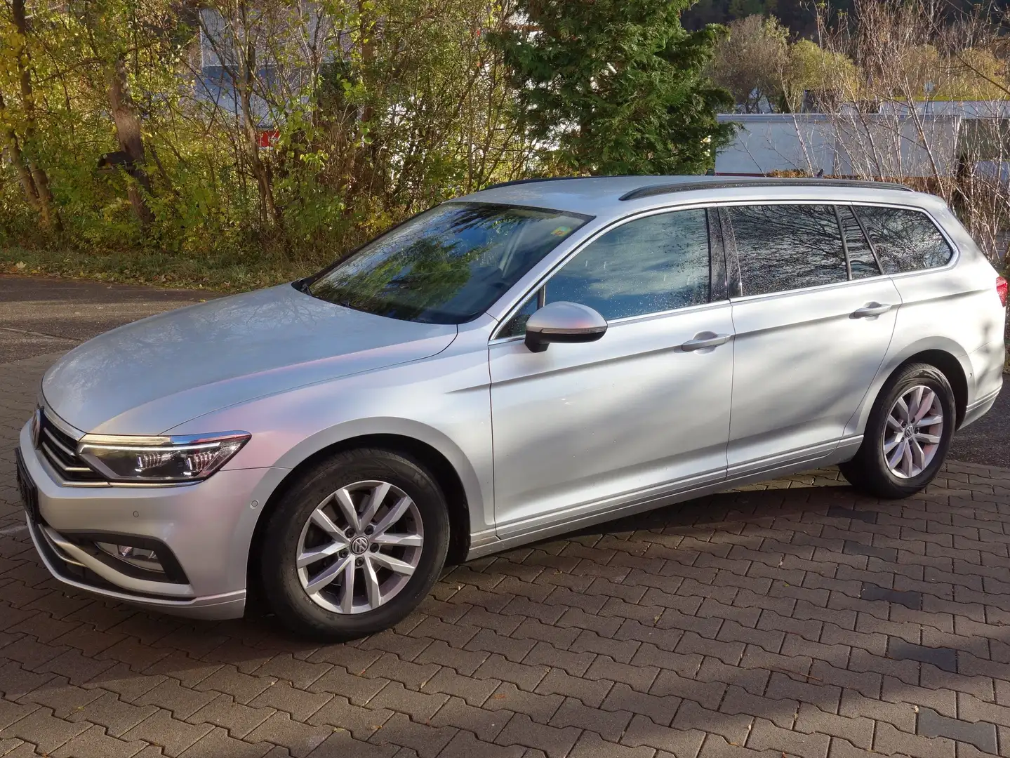 Volkswagen Passat Variant 2.0 TDI DSG Business,LED,Navi,PDC,AHK, Silber - 1