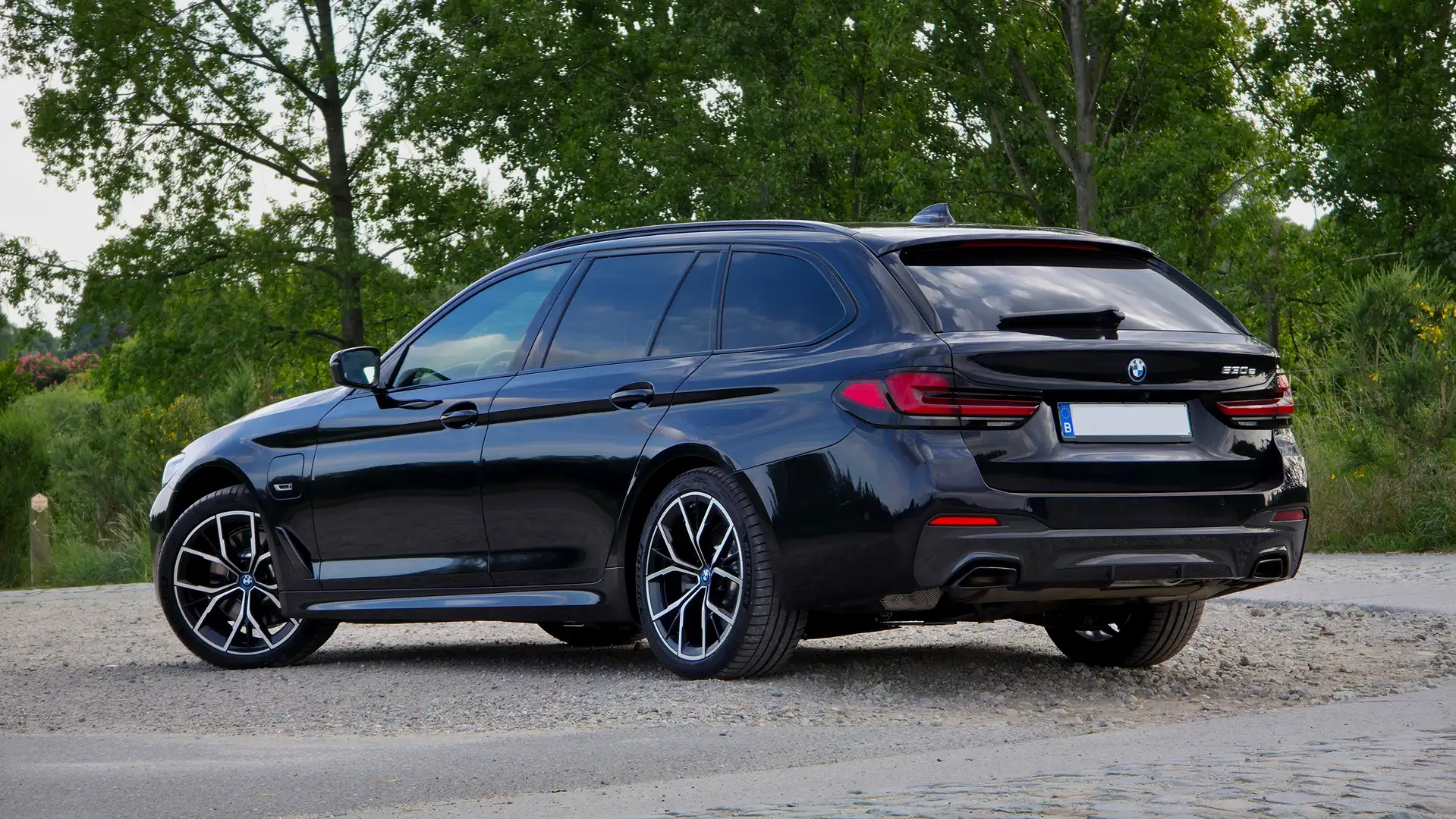BMW 530 Touring 530e TOURING Panorama M-Sport Trekhaak Zwart - 1
