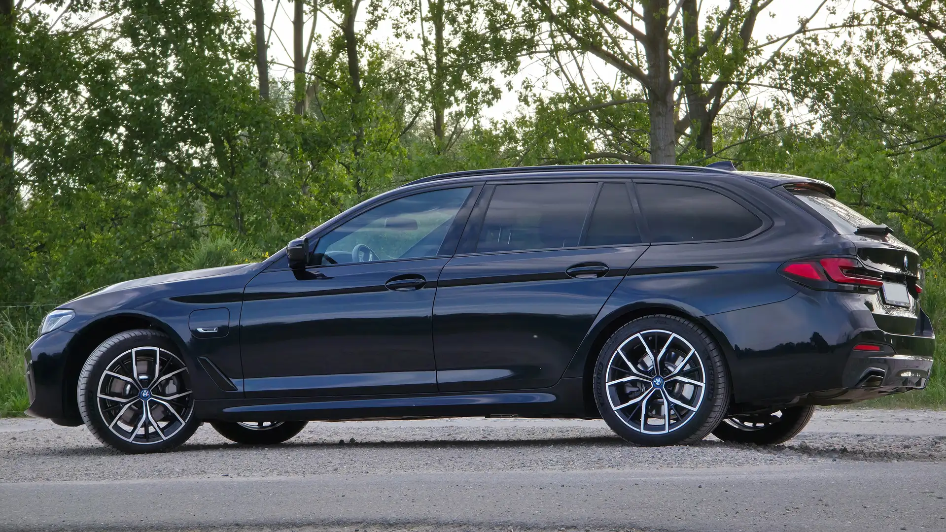 BMW 530 Touring 530e TOURING Panorama M-Sport Trekhaak Zwart - 2