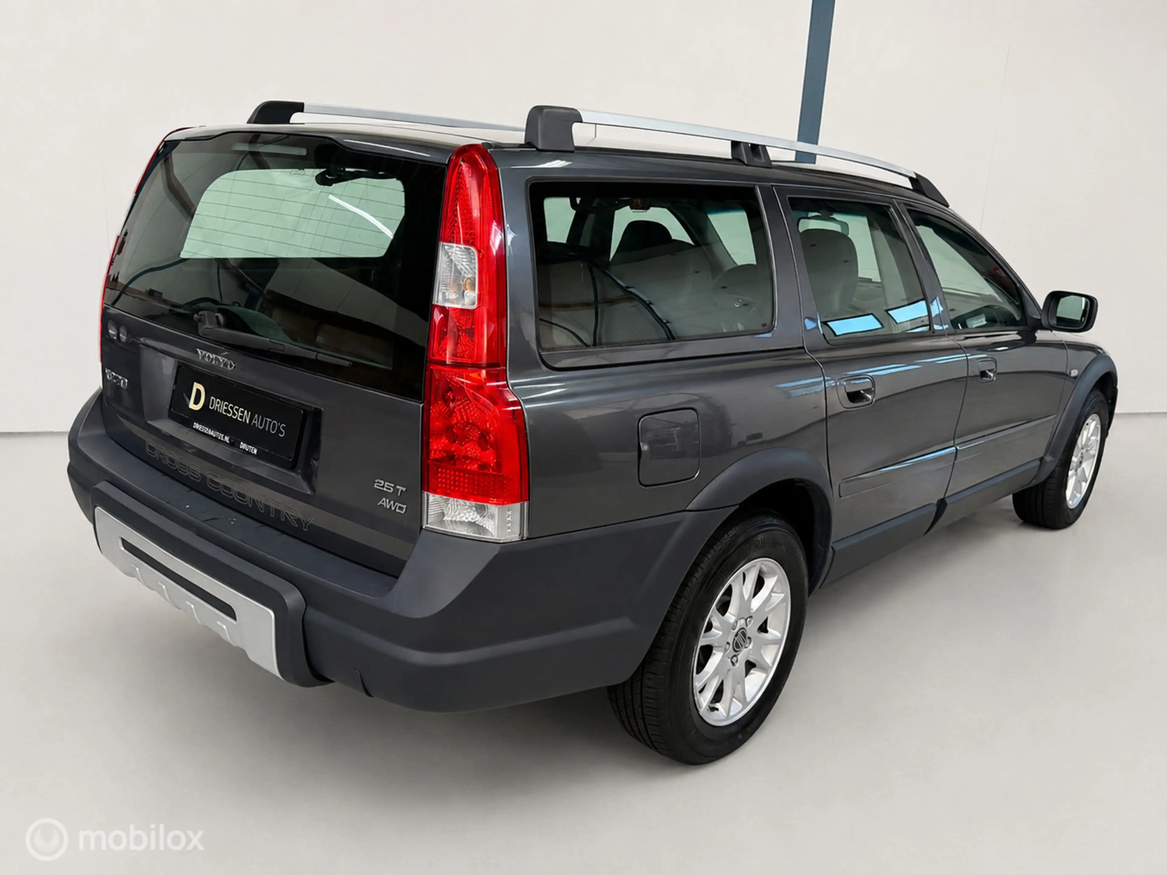 Volvo XC70 2.5 T Kinetic AUTOMAAT / LEER — photo 2