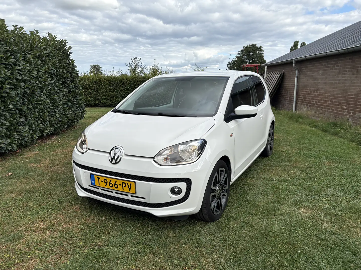 Volkswagen up! white - 1