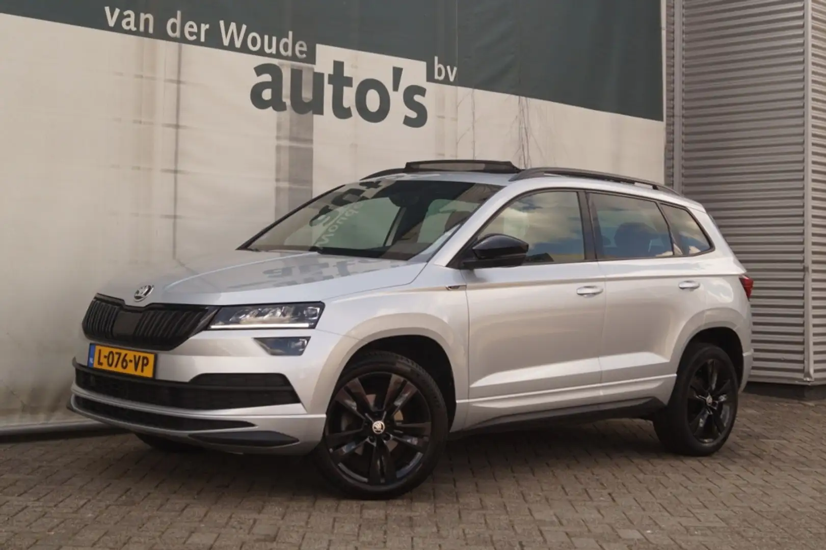 Skoda Karoq 1.5 TSI 150pk DSG Sportline -PANO-LED-ECC-TREKHAAK Grijs - 2