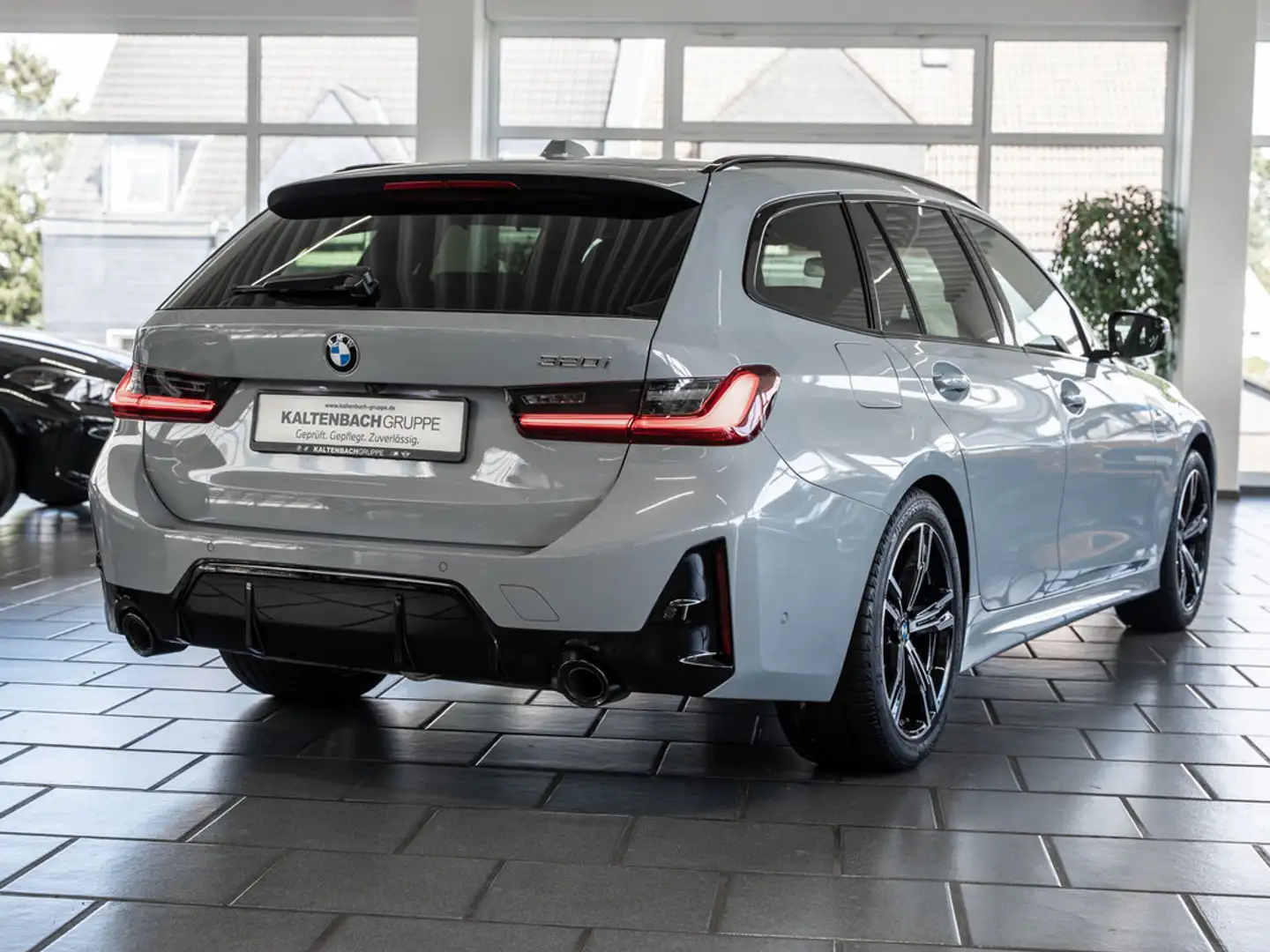 BMW 320 i Touring M-Sport PANO AHK HUD 360° LED Gris - 2