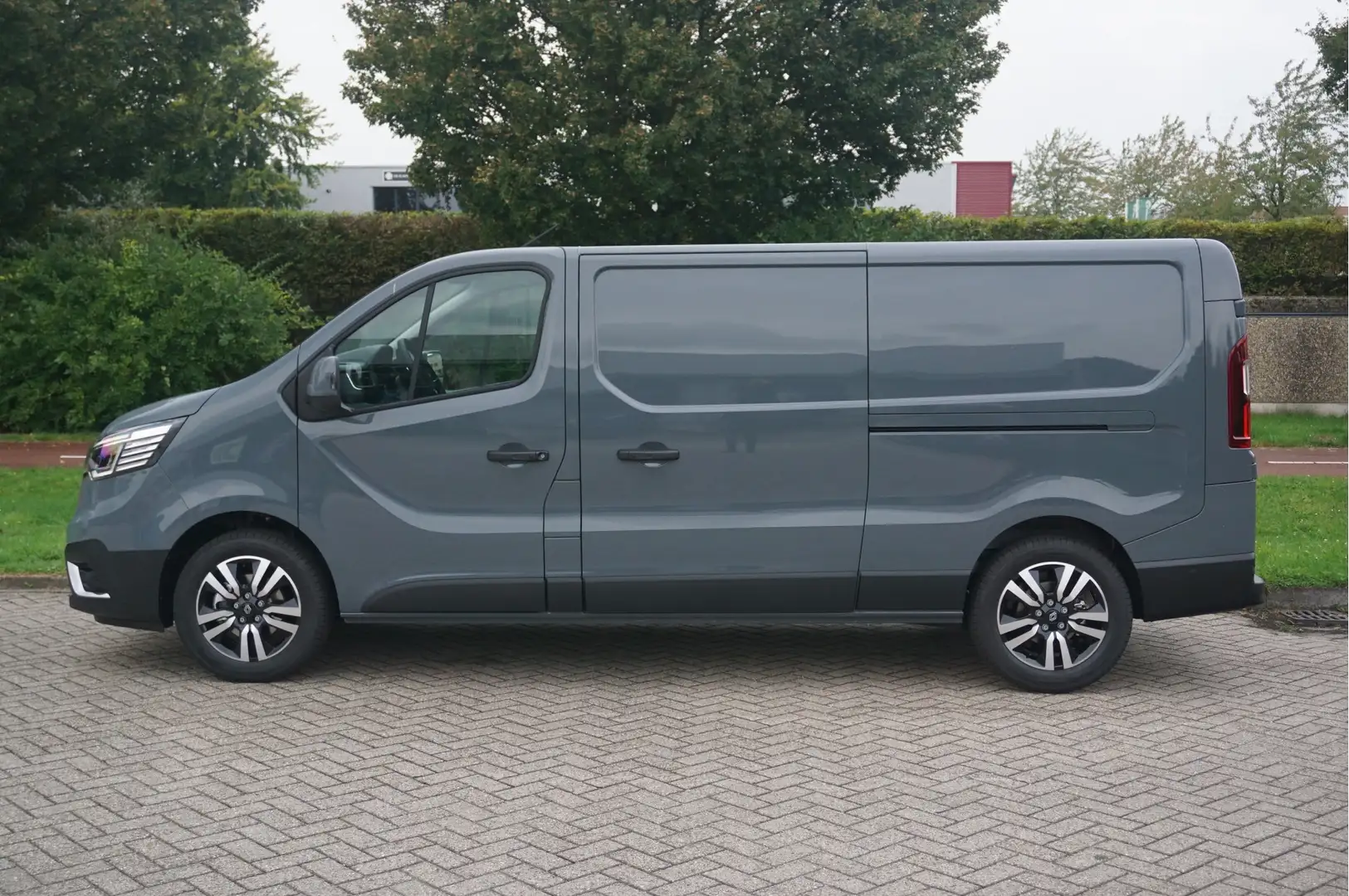 Renault Trafic 170PK L2H1 LUXE EDC AUT BPM VRIJ!! Navi, LM Velg, Gris - 2