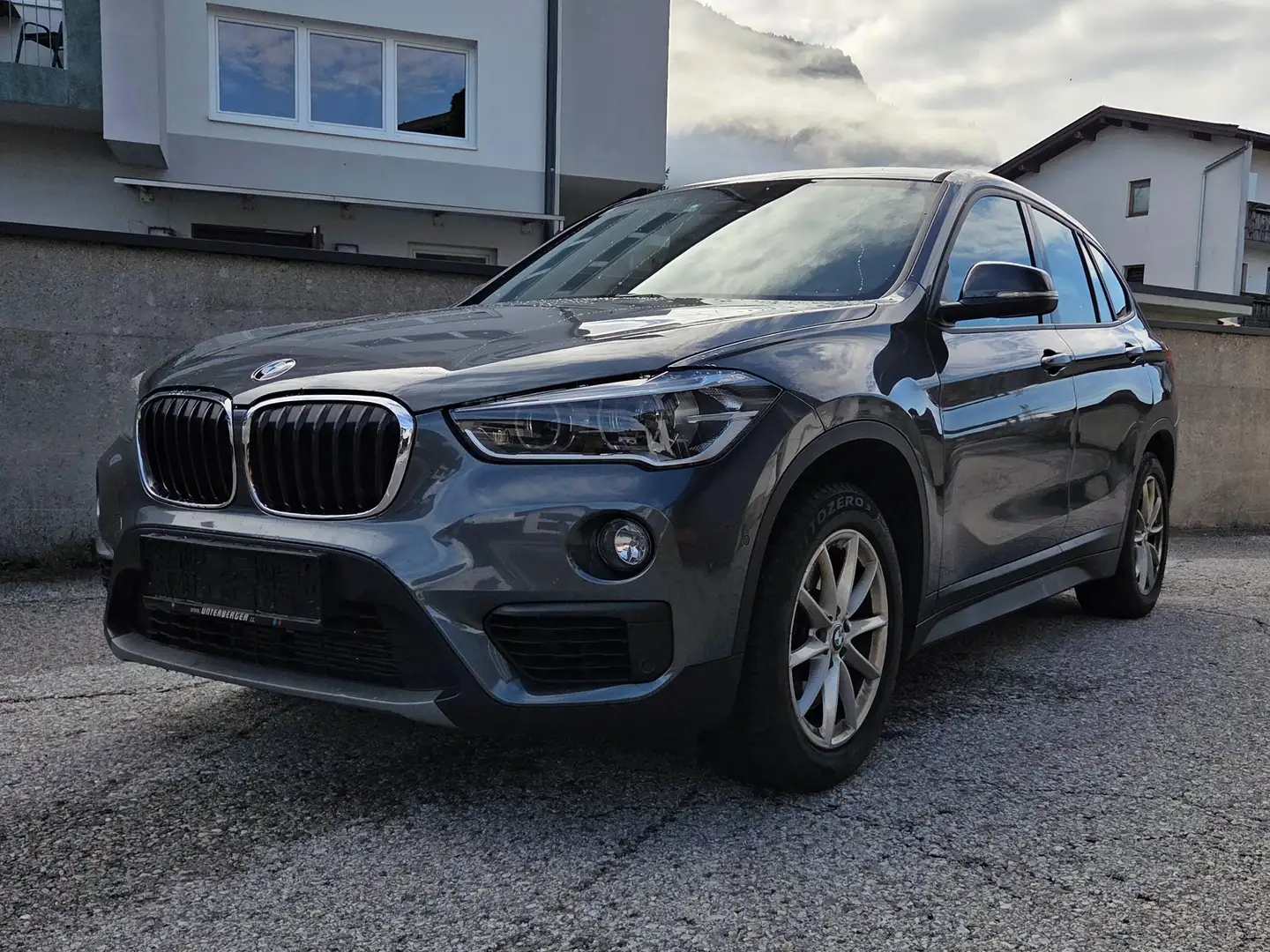 BMW X1 X1 xDrive20i Aut. Grau - 1