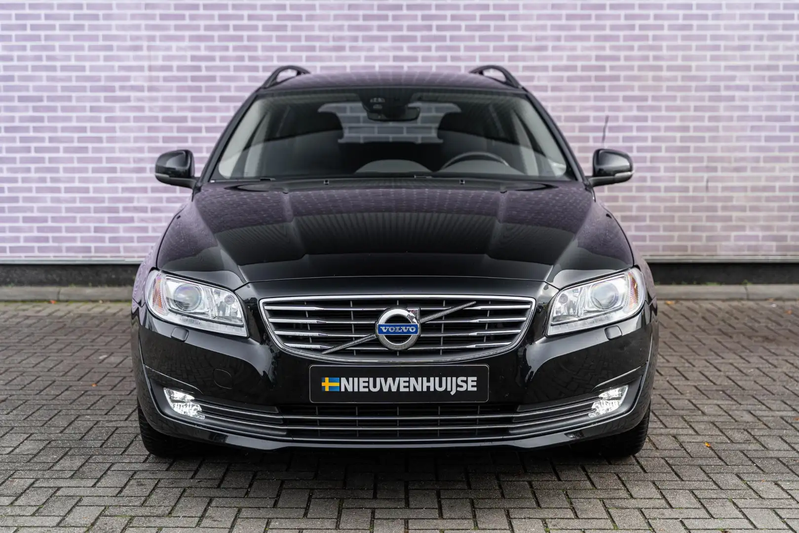 Volvo V70 2.0 T4 Polar | Unieke Auto | Dealer Onderhouden | Zwart - 2