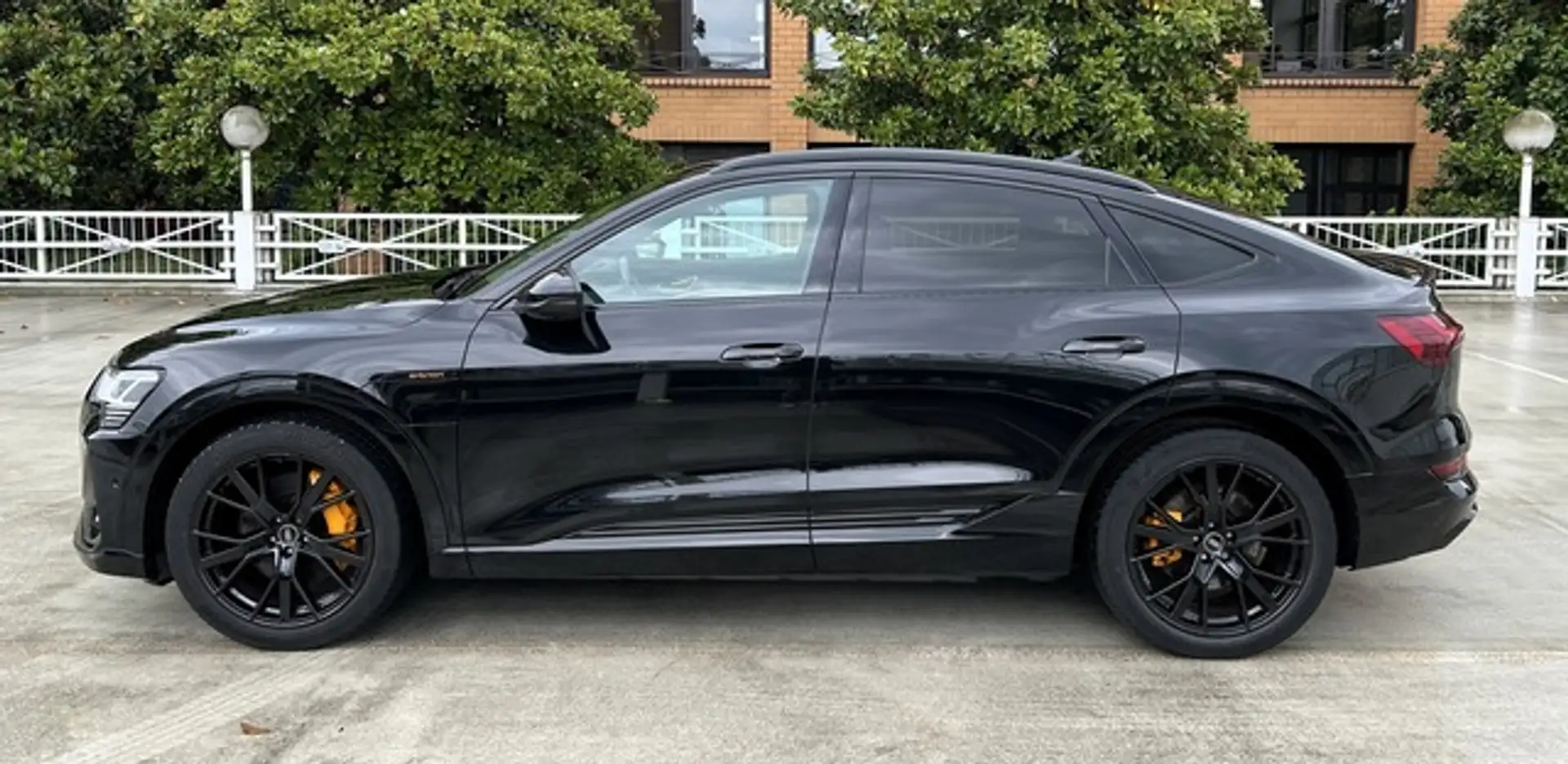 Audi e-tron Sportback 55 quattro S line Black Edition Schwarz - 2