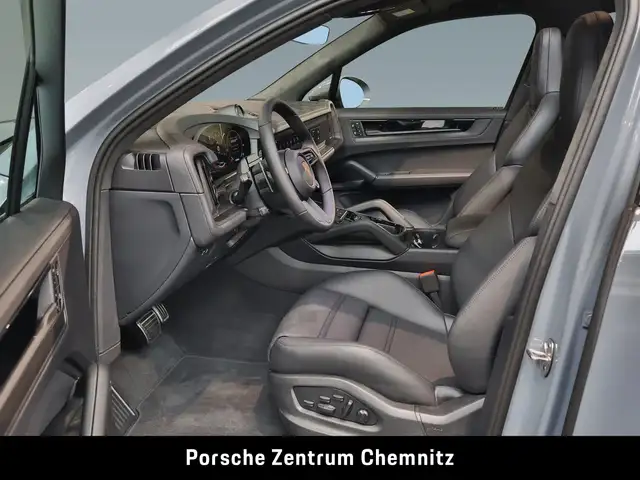 Porsche Cayenne GTS view 12