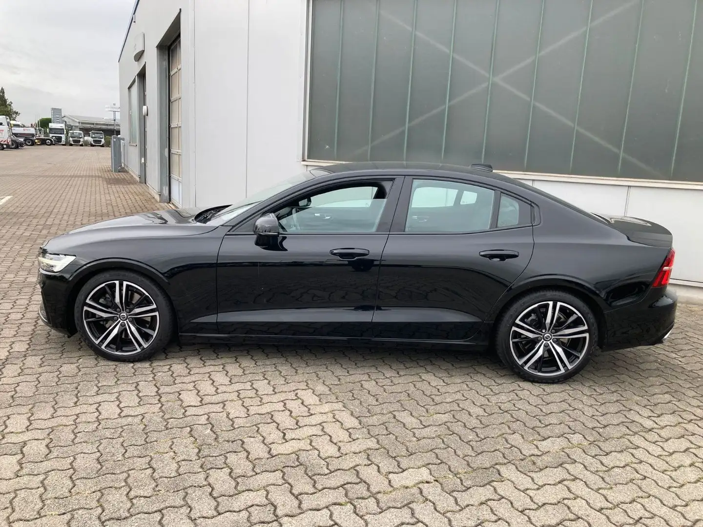 Volvo S60 T5 Lim. R-Design Schwarz - 2
