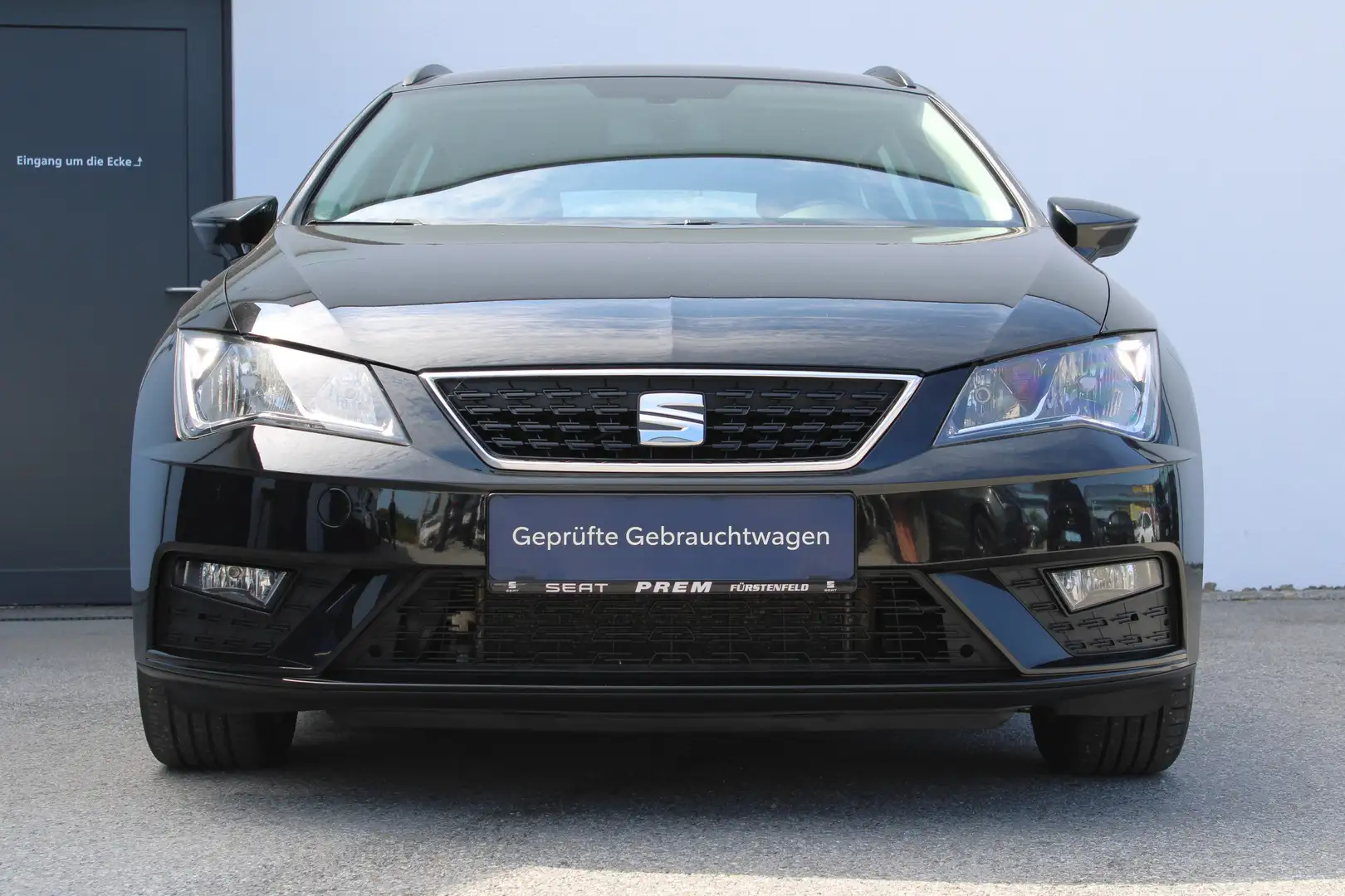 SEAT Leon ST Kombi Reference 1.6 TDI mit Ö-Paket! Schwarz - 1