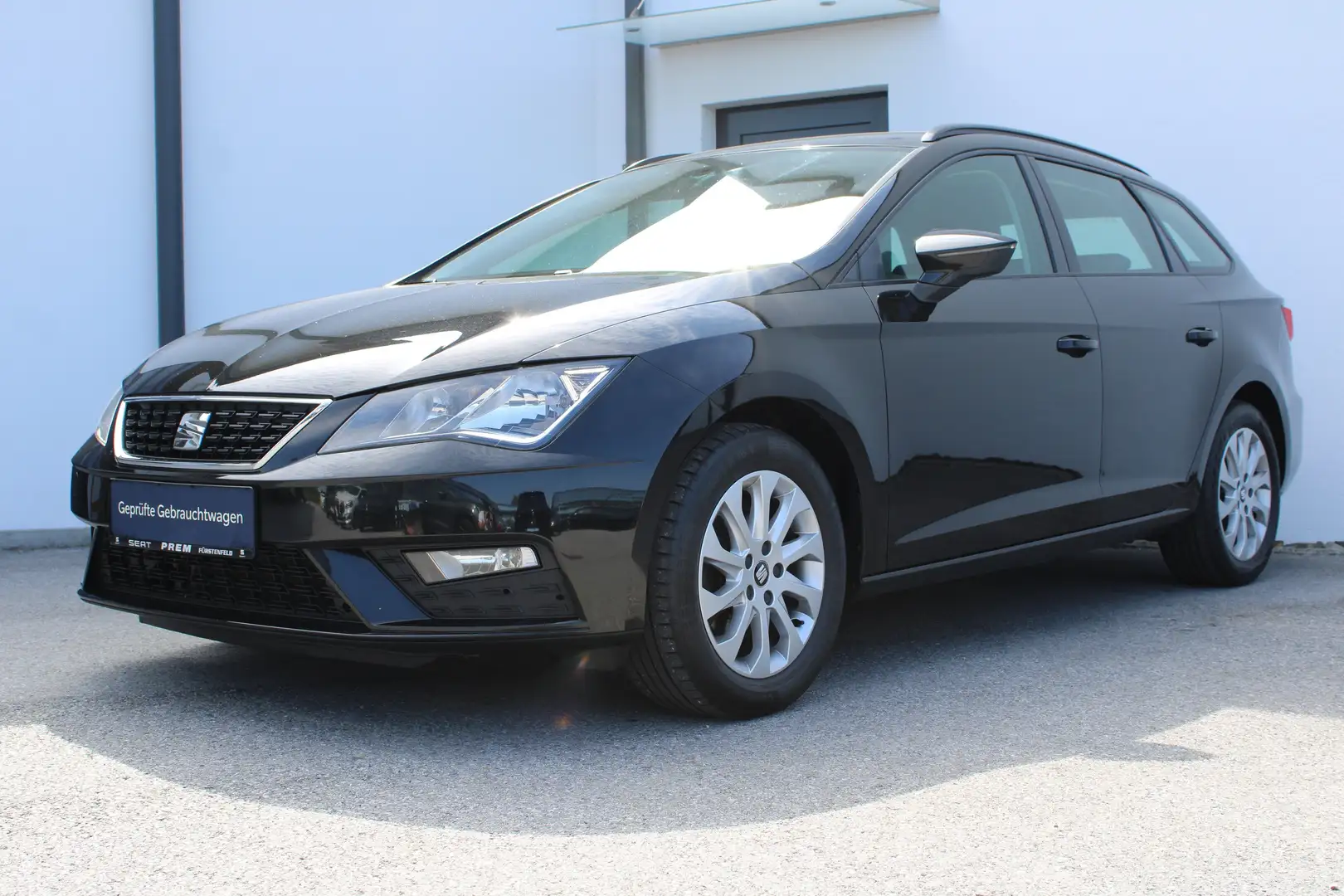 SEAT Leon ST Kombi Reference 1.6 TDI mit Ö-Paket! Schwarz - 2