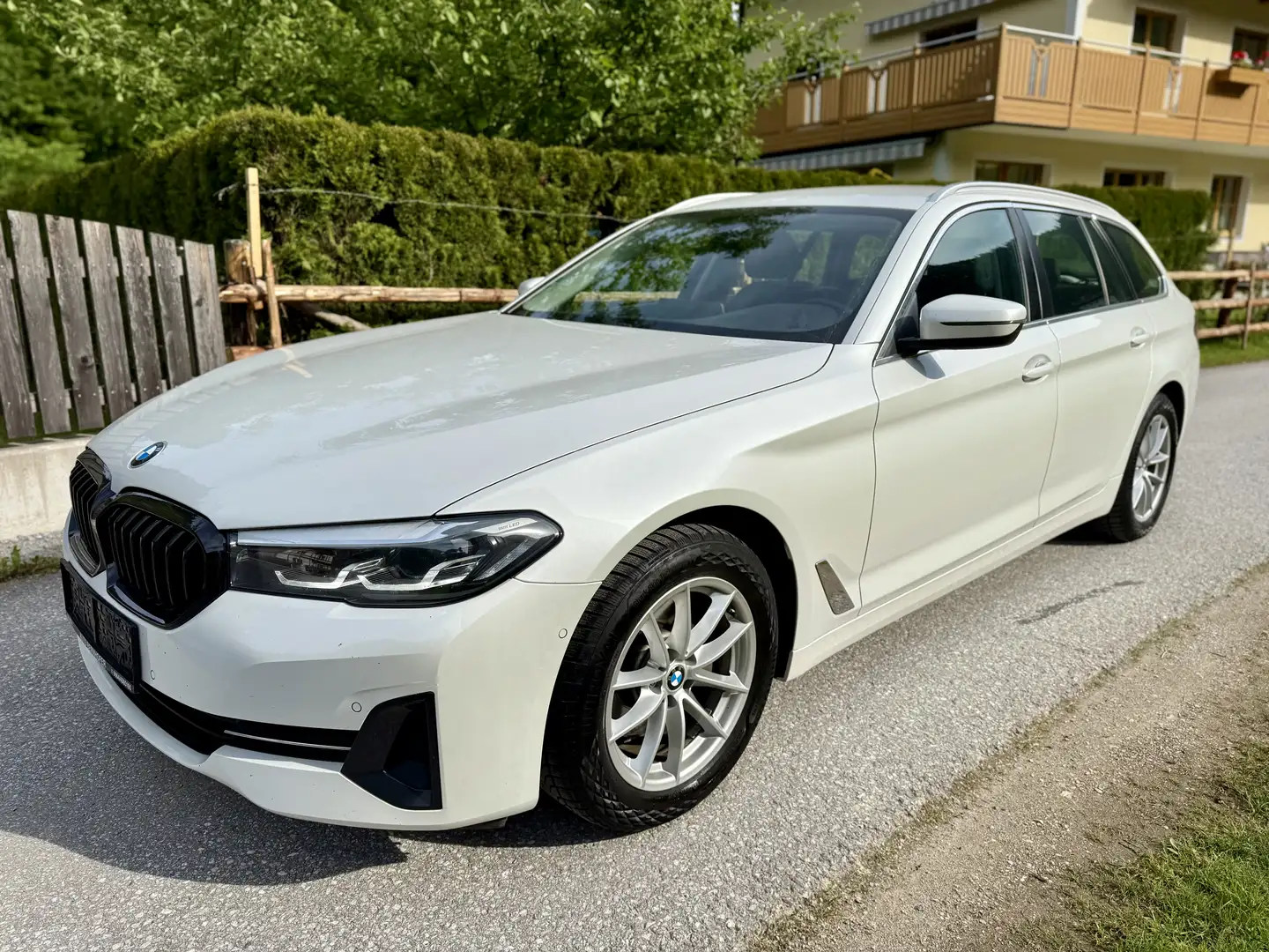 BMW 520 520 d AHK Leder LED MFL Navi PDC Kamera Sitzhzg. Weiß - 1